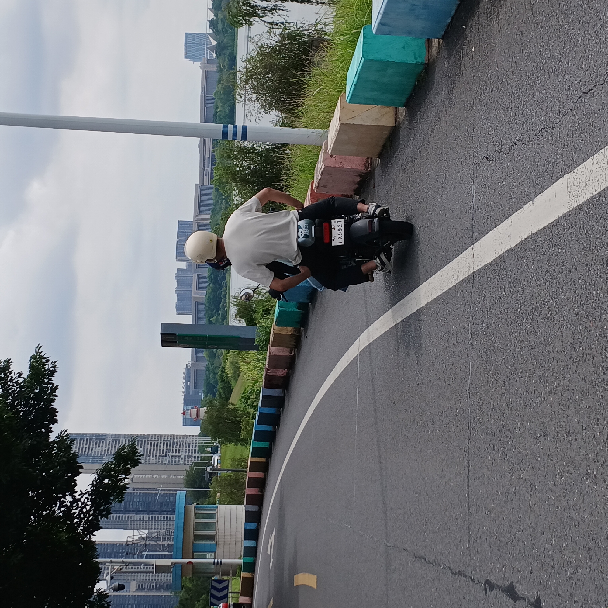 Morning motorcycle journey documented in Shunde District parkland