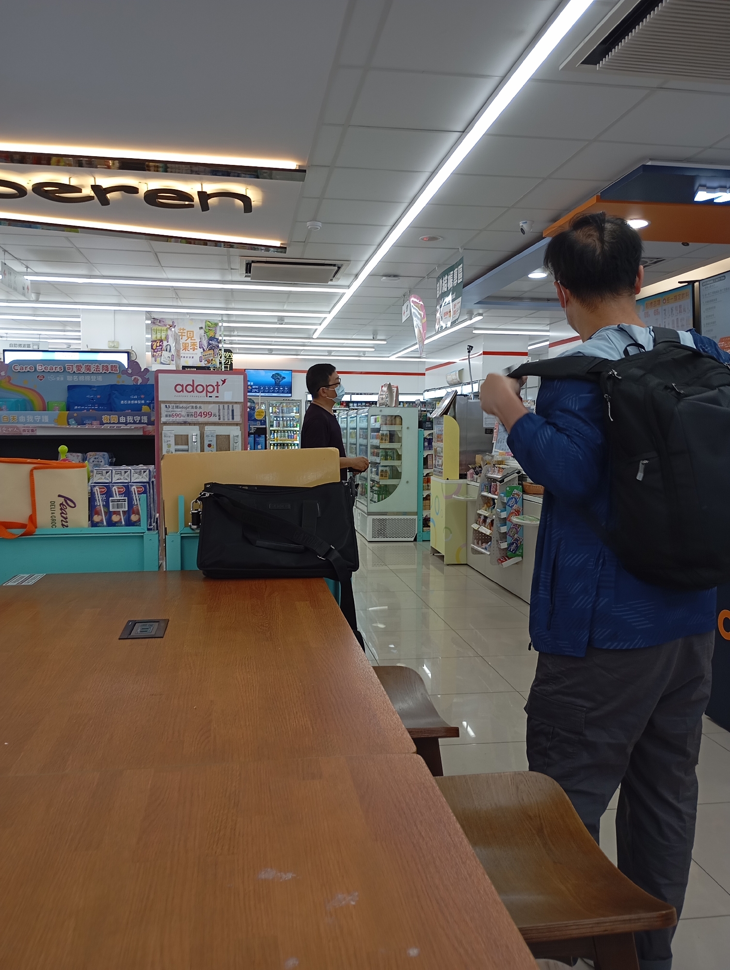 Late-night convenience store visit documented in Kaohsiung