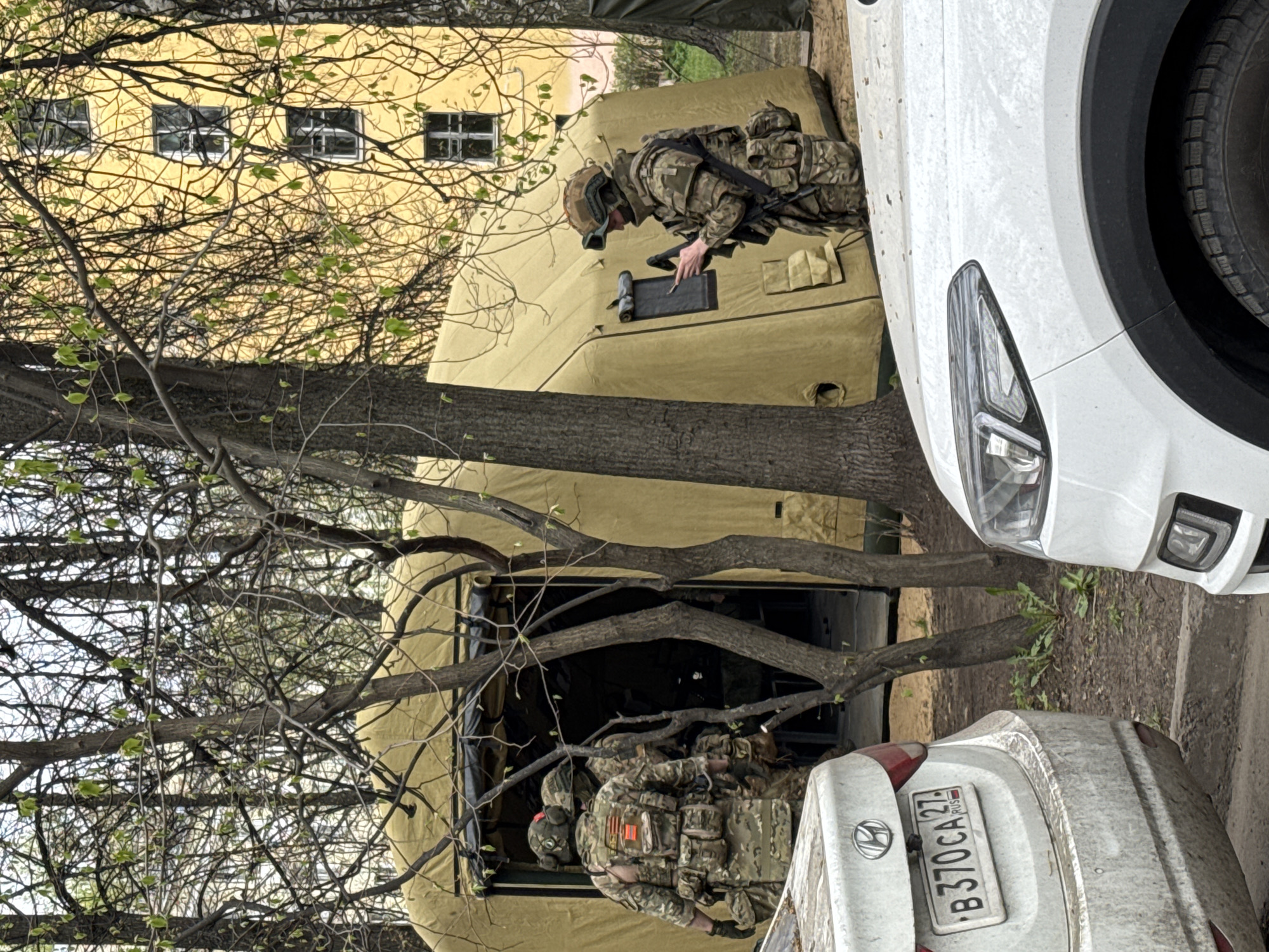 Military presence and restaurant scene documented in Saint Petersburg