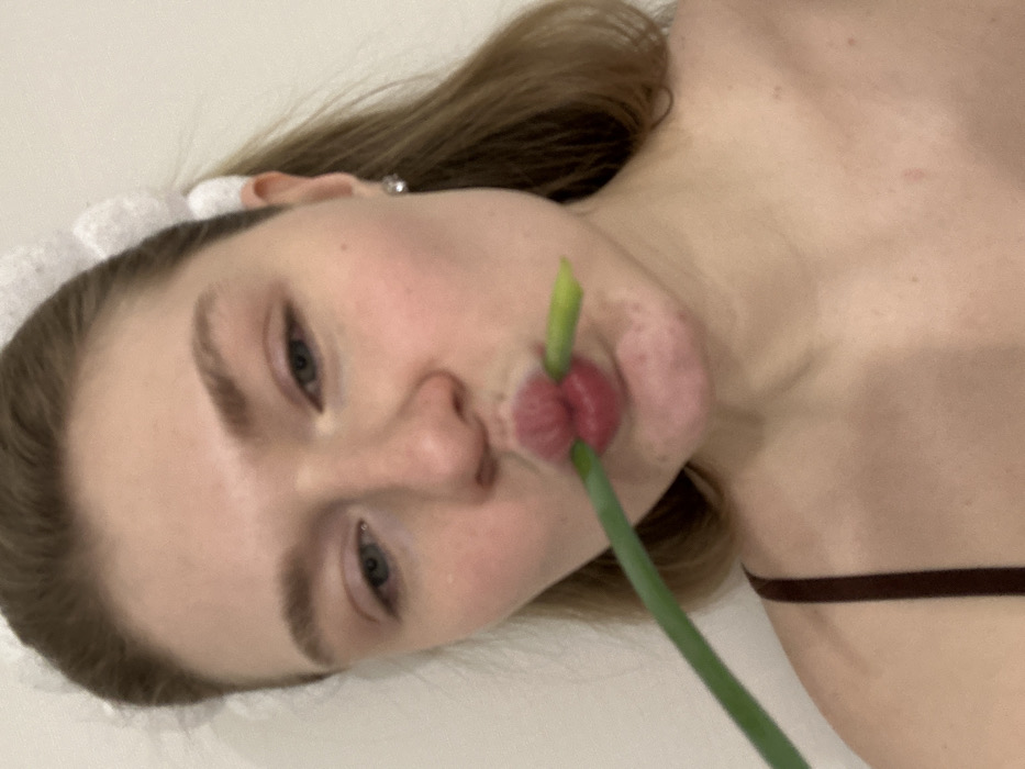 Woman documents evening beauty routine in Kazan bathroom