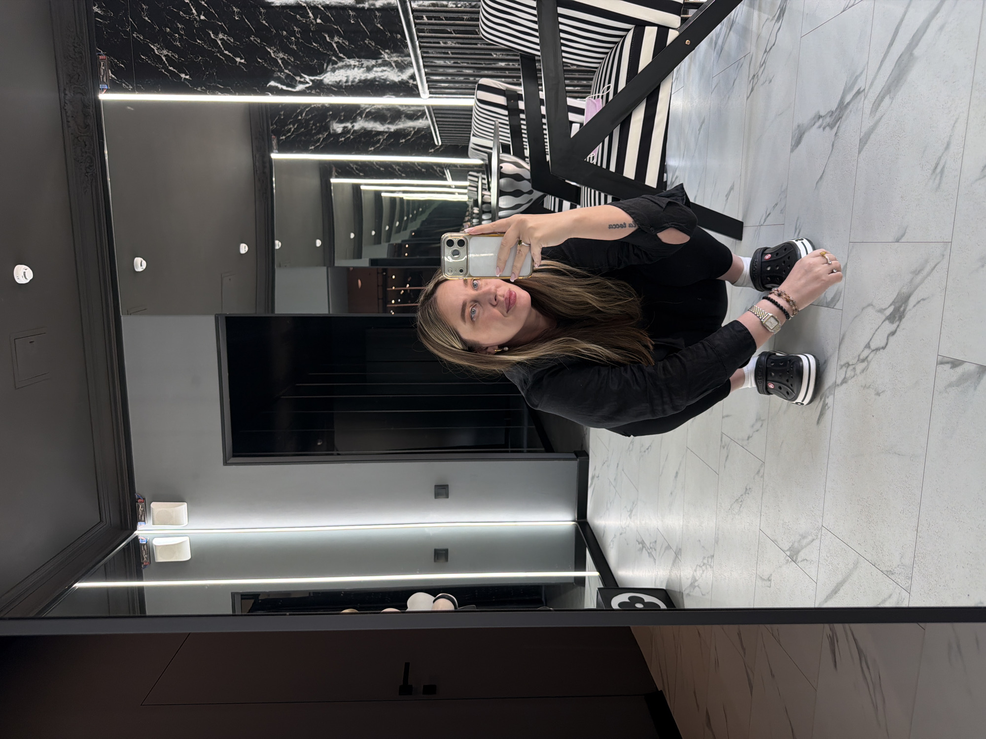 Woman takes multiple mirror selfies in Moscow luxury venues