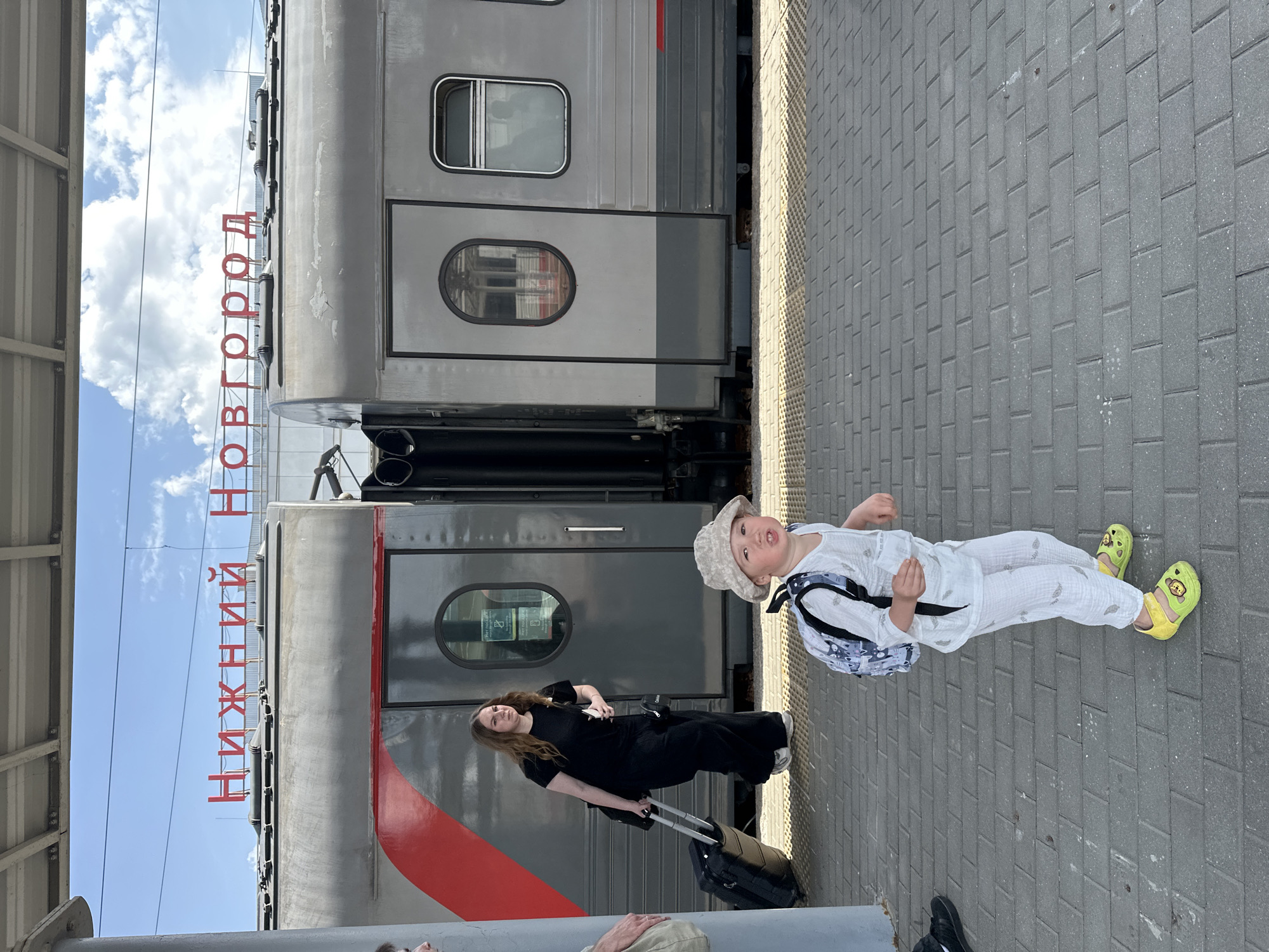 Ordinary morning activity captured at Nizhny Novgorod train station
