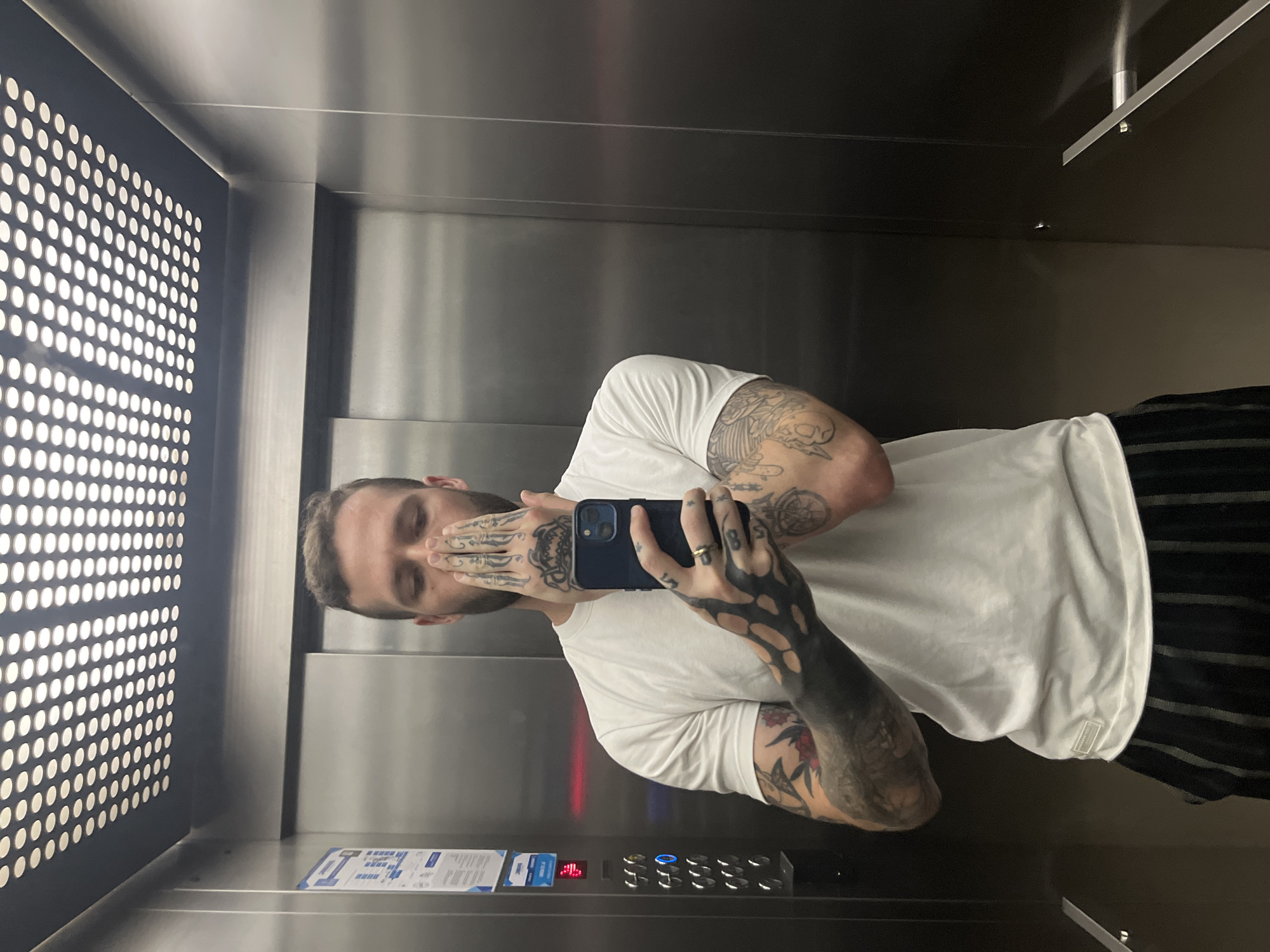 Man takes elevator selfies in Cordoba, Argentina