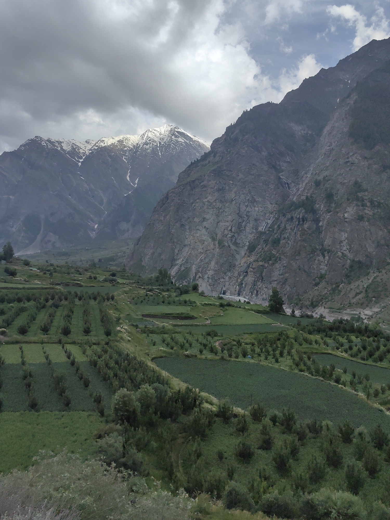 Motorcycle stop in a Himalayan valley, Jahlmah