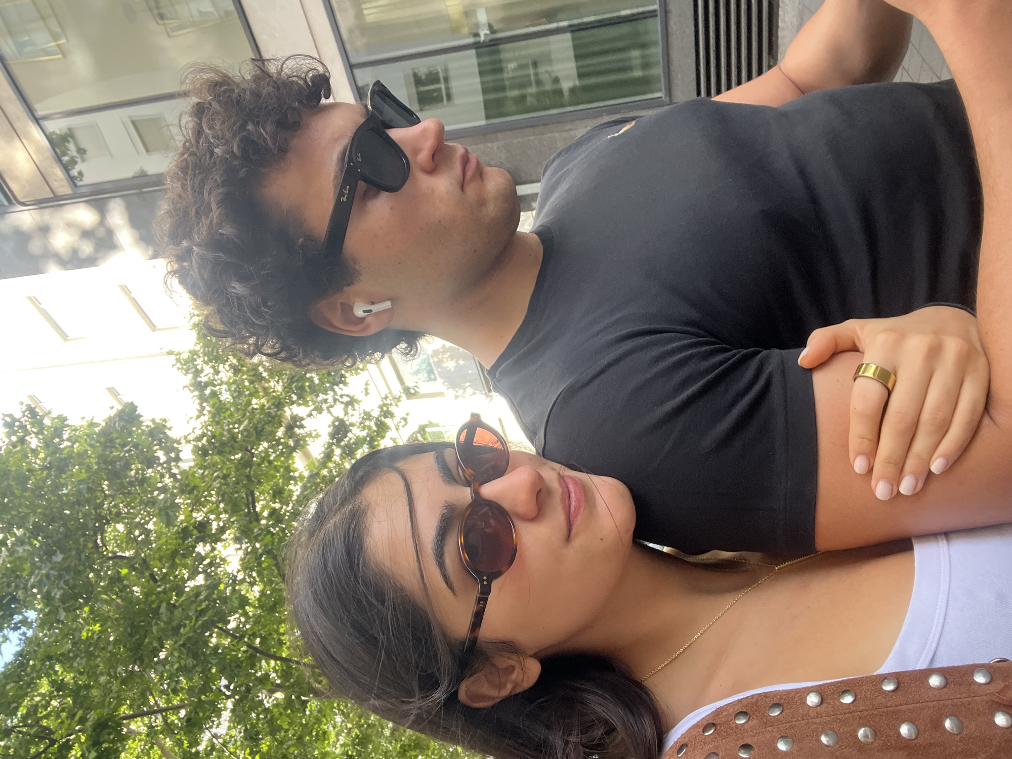 Couple photographed in casual portraits in Madrid