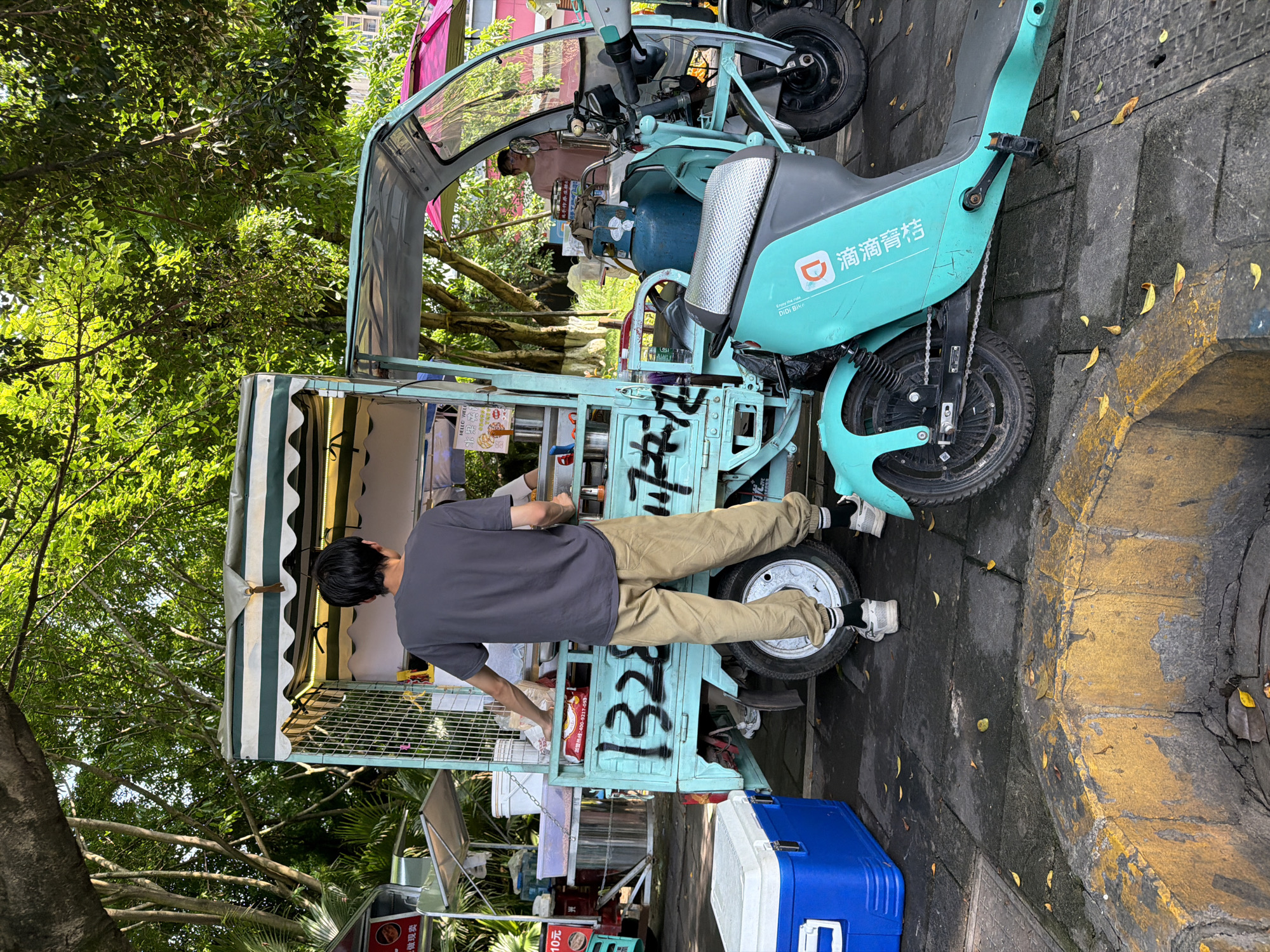 Morning street life documented across Chongqing High-tech Zone