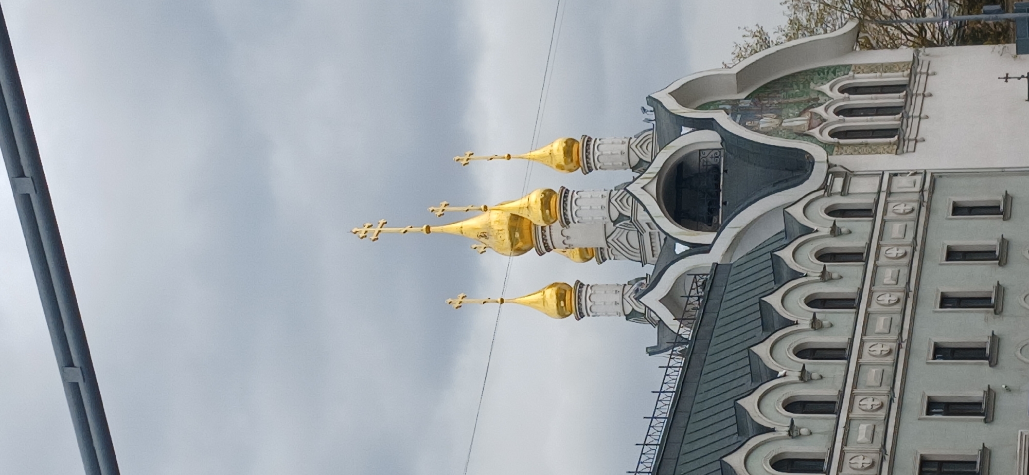 Moscow witnesses document traditional and modern architecture contrast