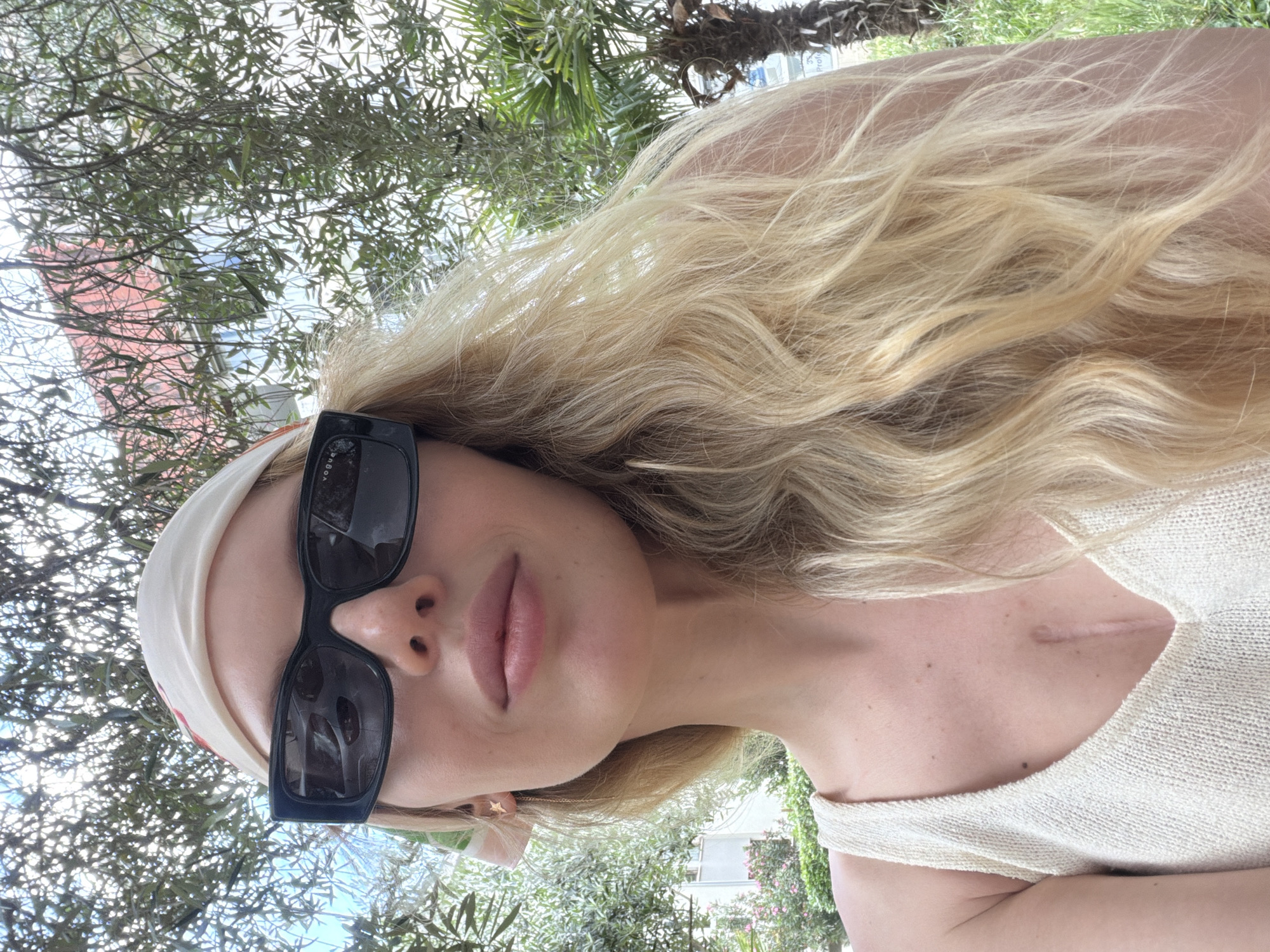 Woman in headscarf, young girl spotted around Budva streets