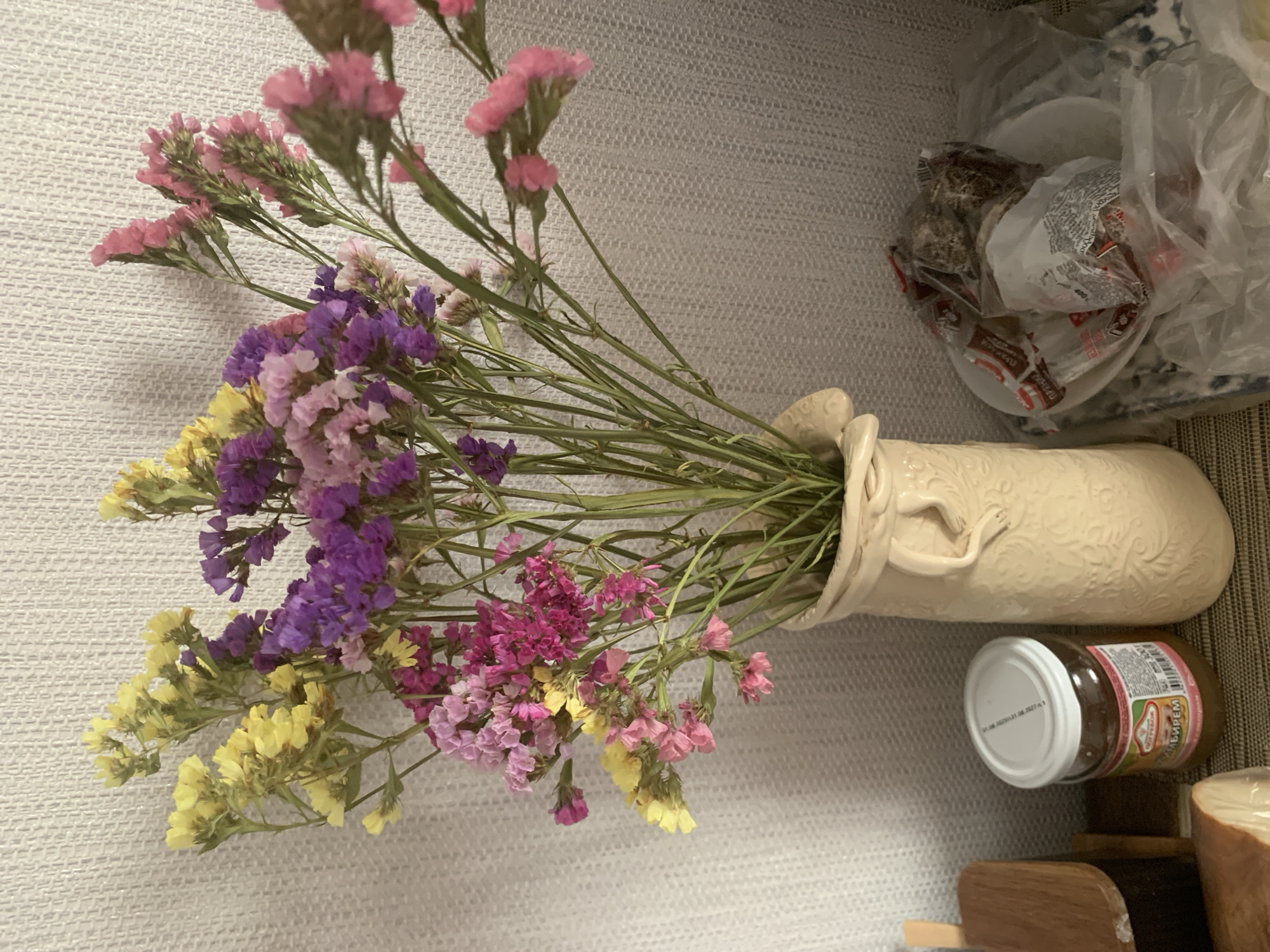 Quiet domestic morning in a Kapyĺ home