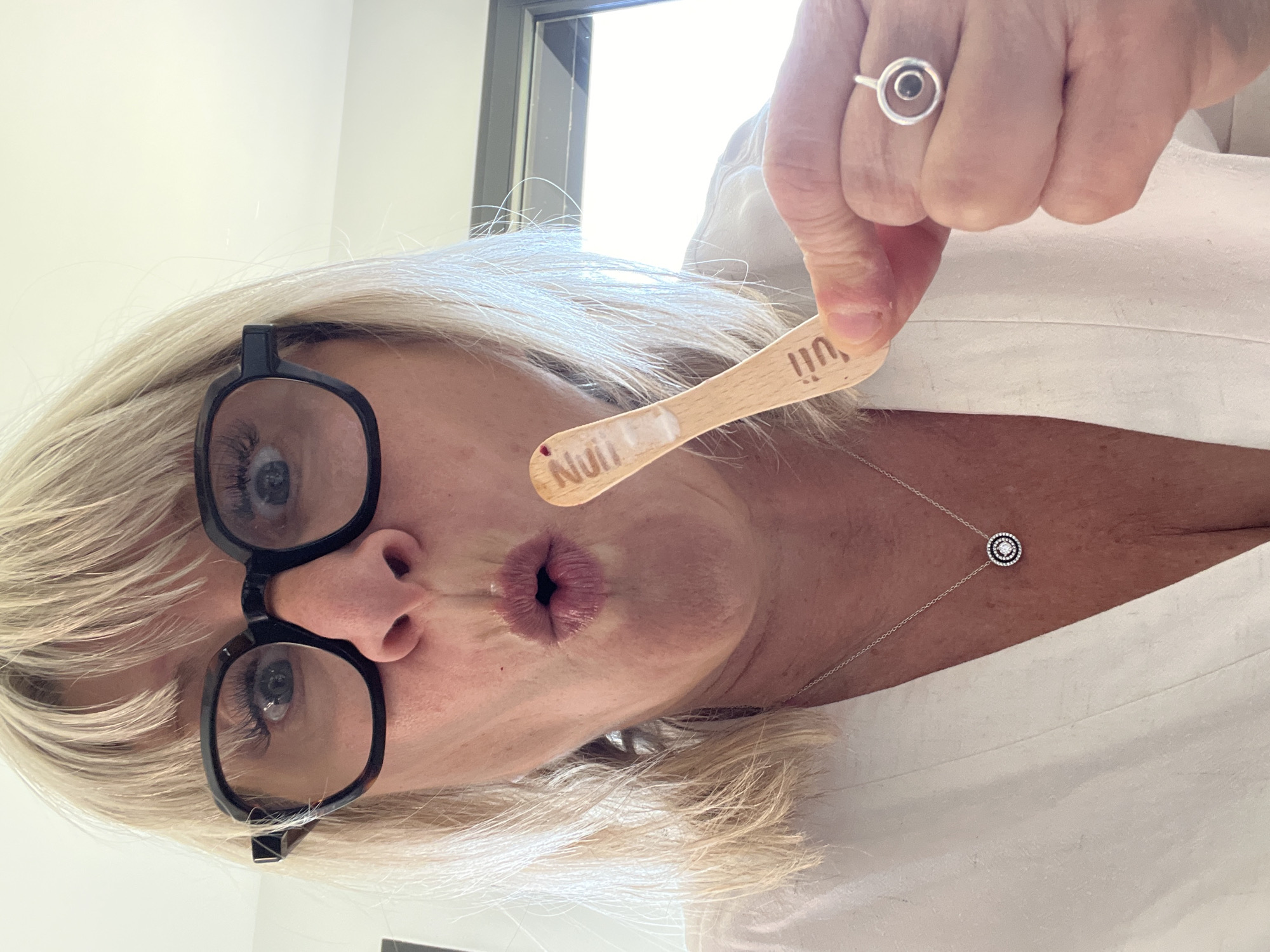 Woman documents morning routine through selfies in Chambœuf