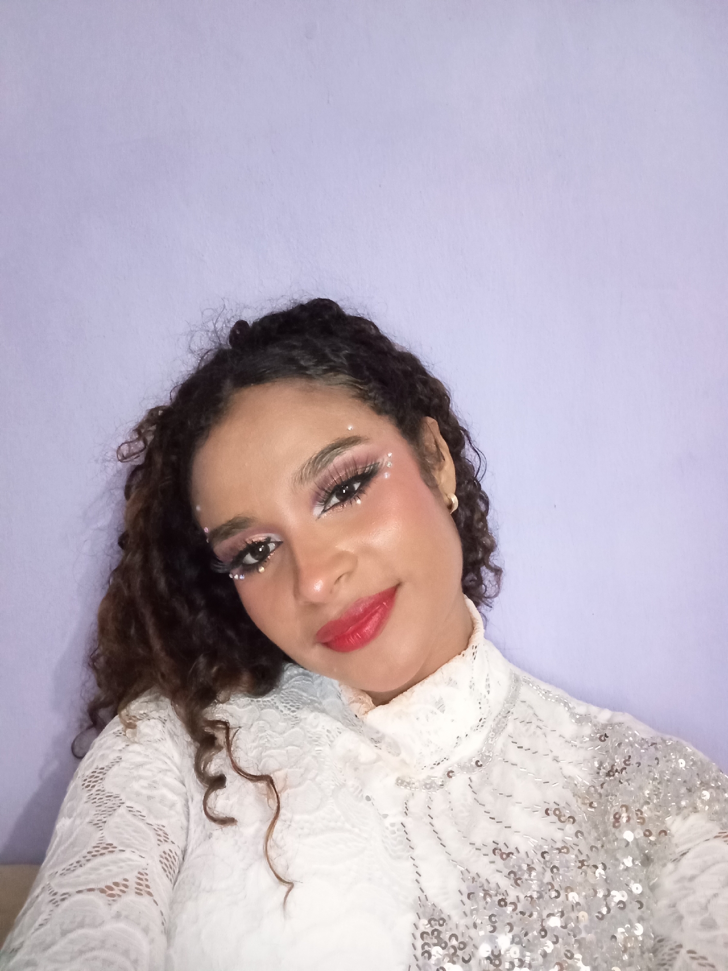 Woman conducts elaborate makeup selfie session in Juan Griego