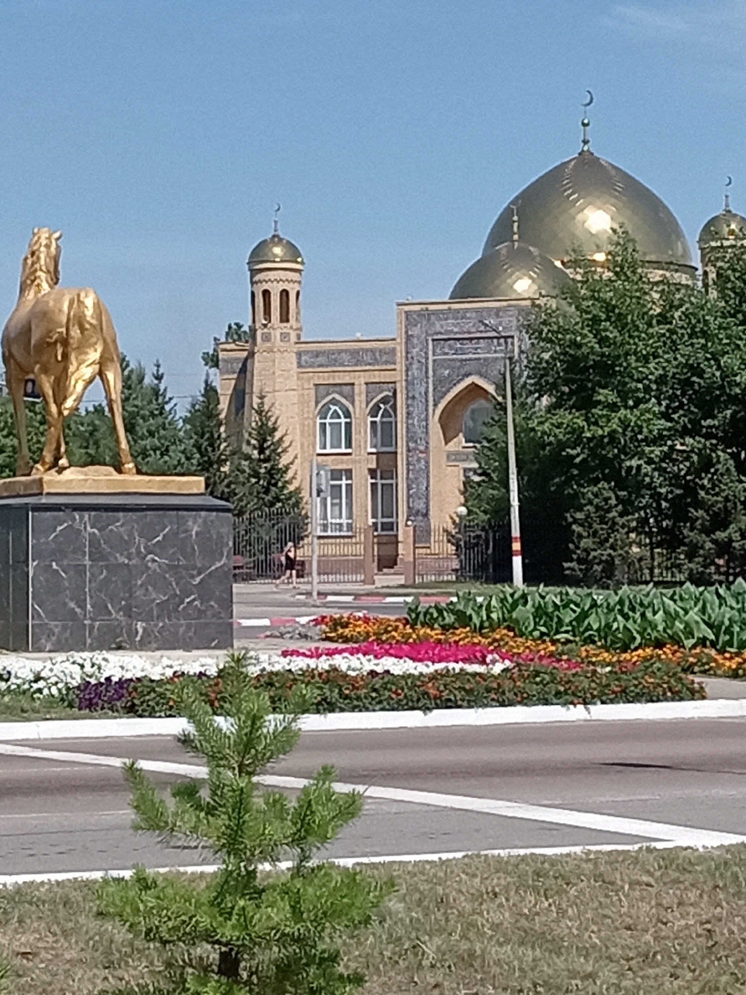Gold and green turf horse statues spotted in Rudny, Kazakhstan