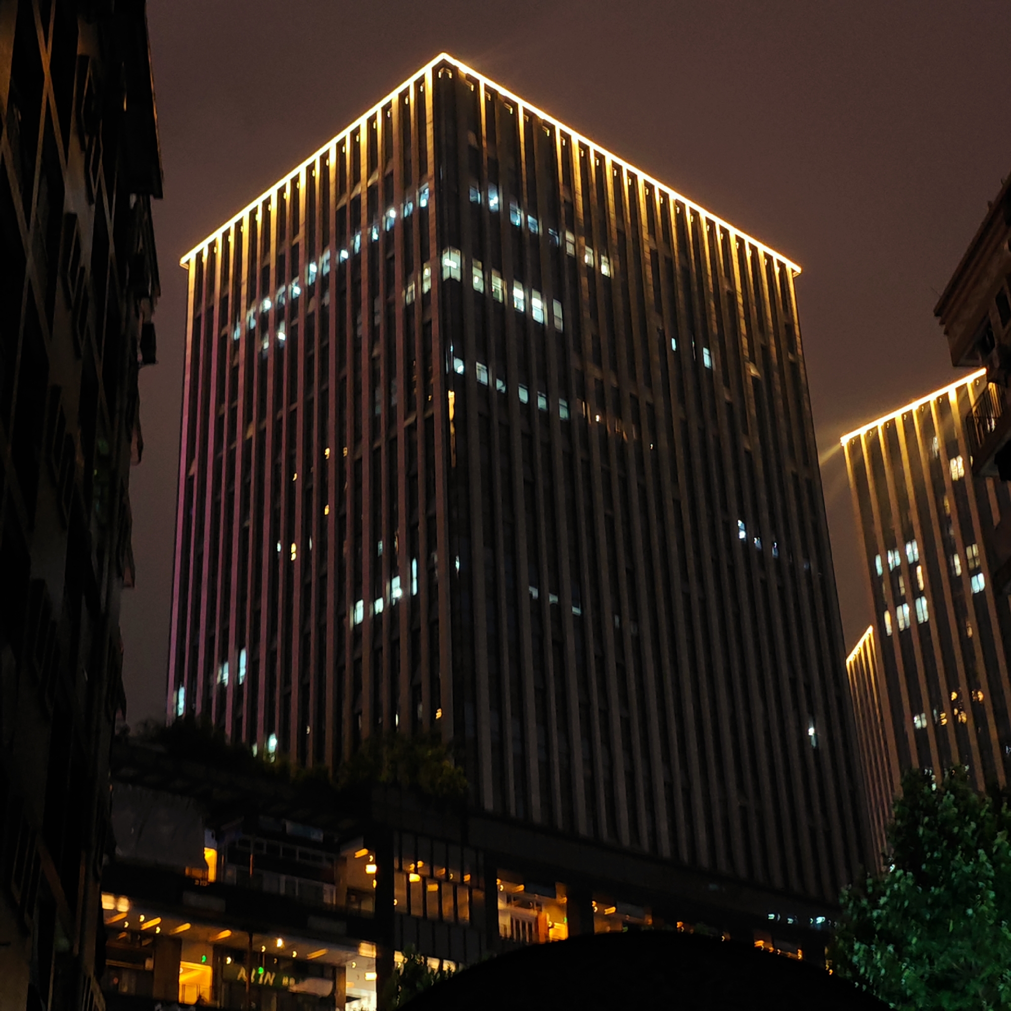Post-rain urban scenes documented in Yuzhong District, China