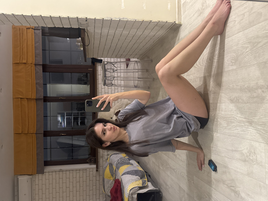 Casual selfies and pet moments captured across Moscow apartments