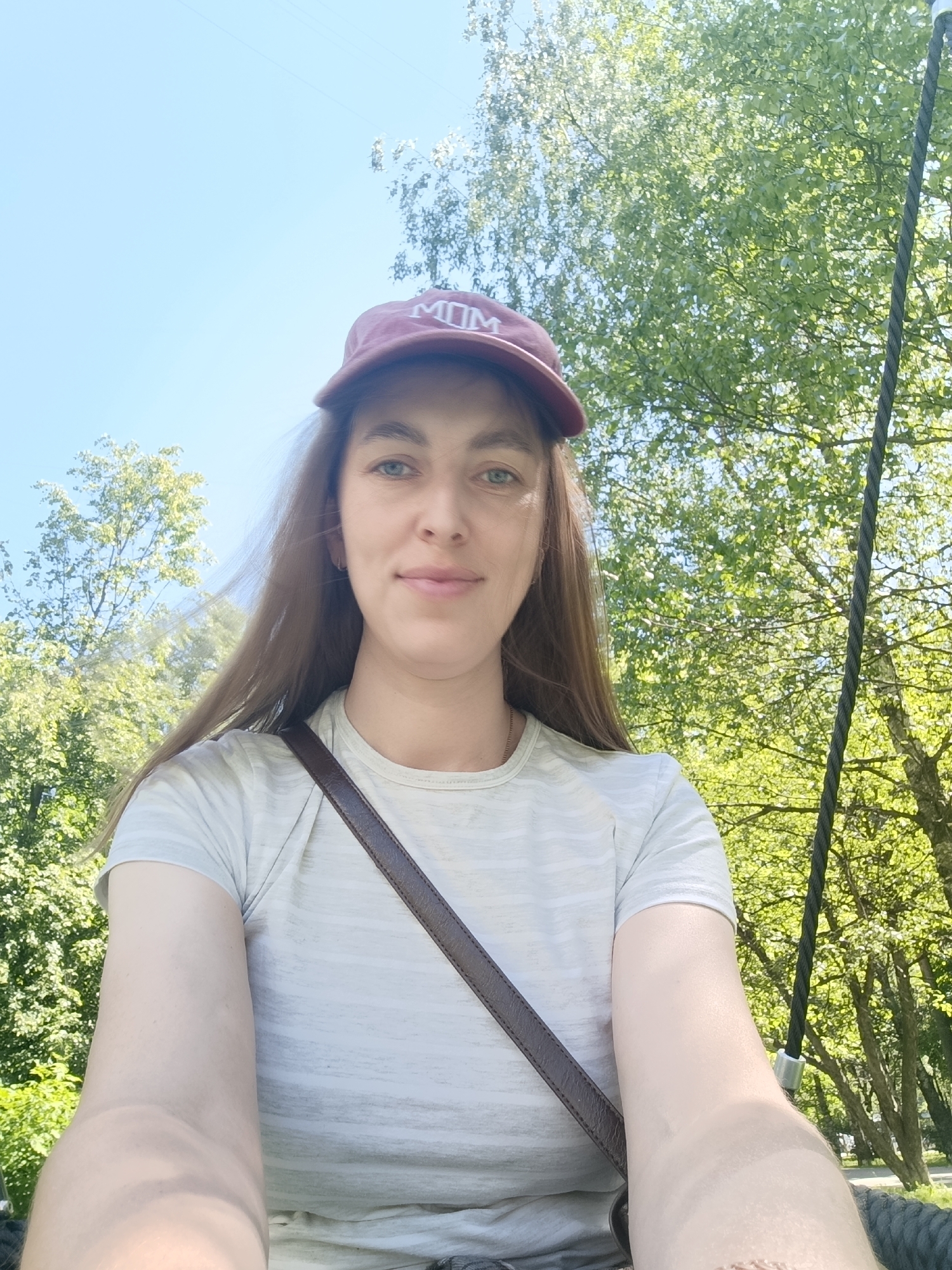 Woman documents leisurely morning in Moscow park with family scenes