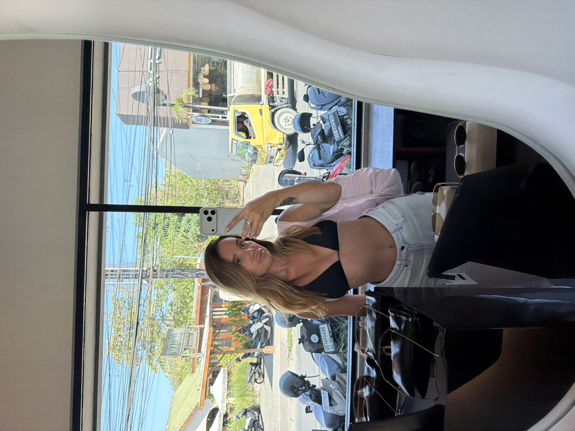 Boutique browsing and café brunch with a dog in tow