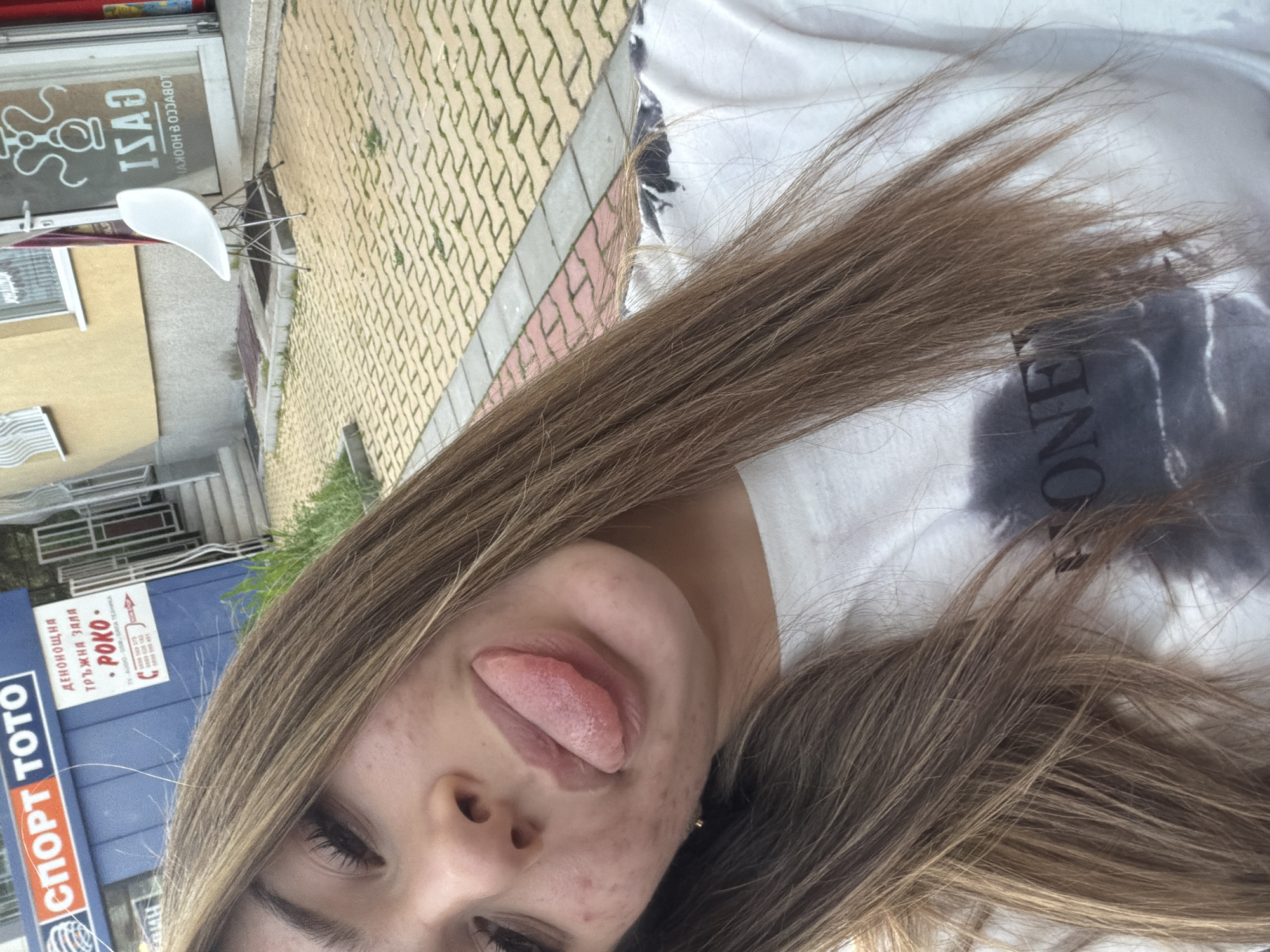 Urban afternoon hangout with group selfies and street food