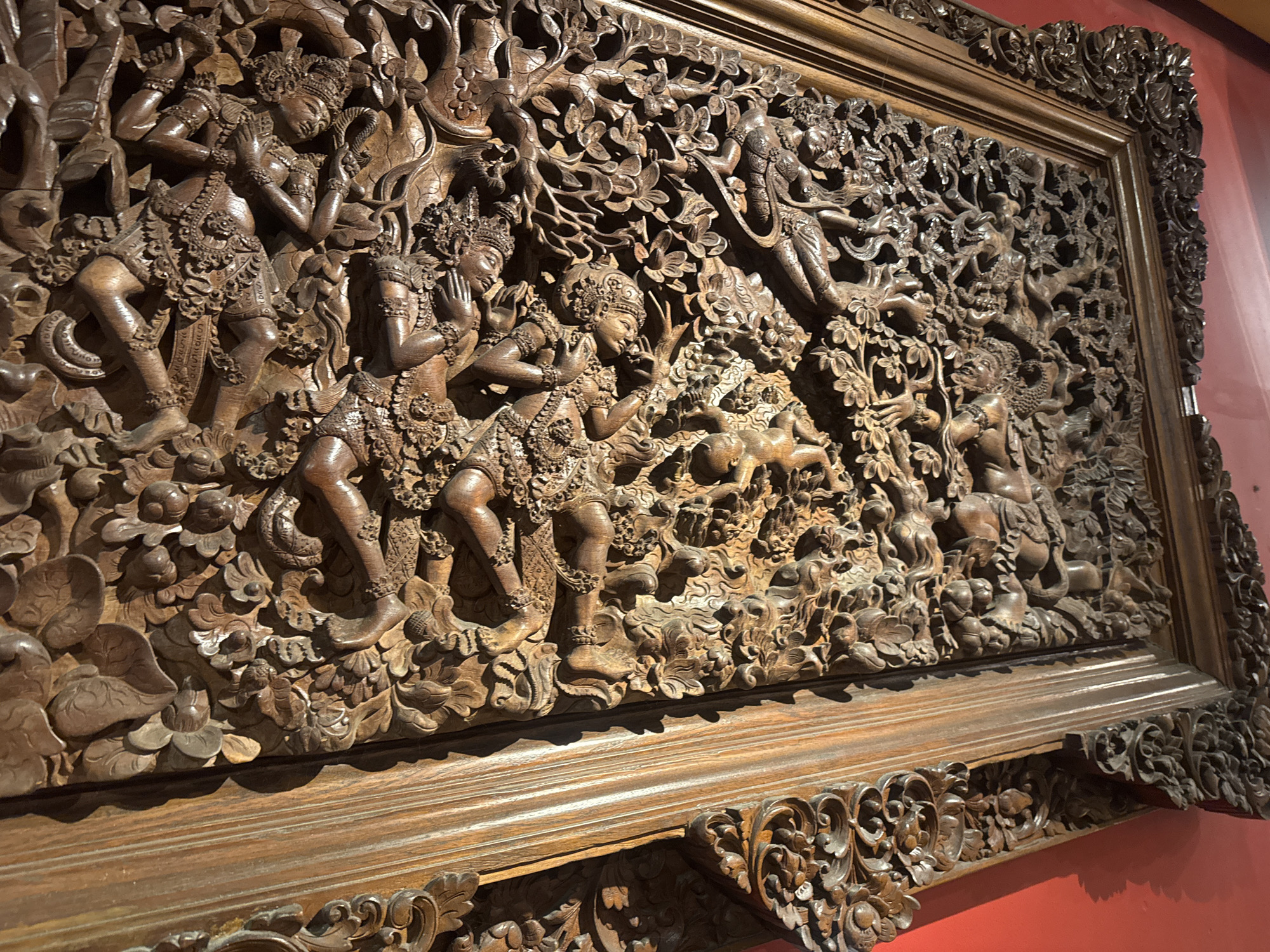 Kuta afternoon: gym workouts alongside traditional Balinese art and sculpture