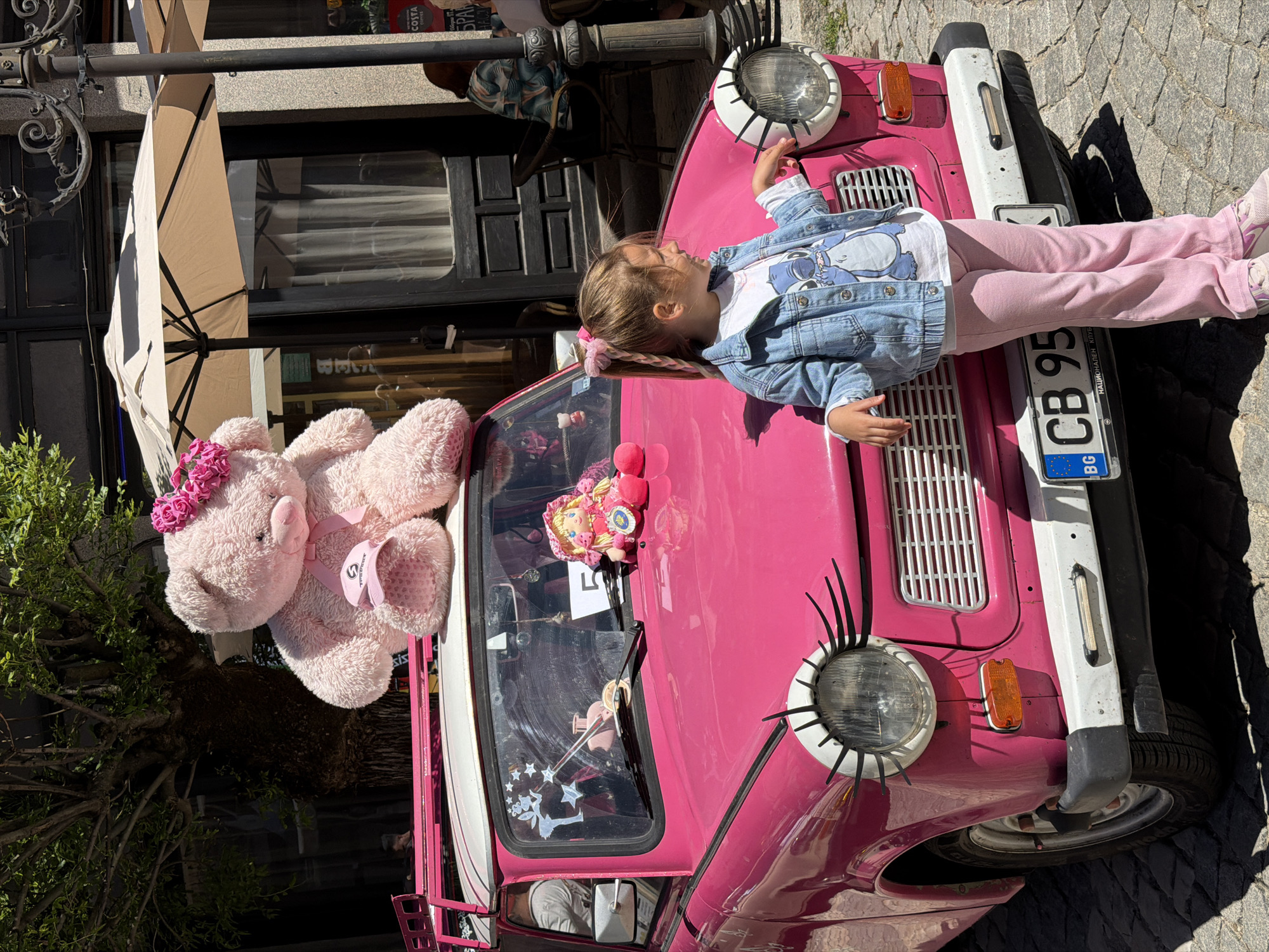 Pink vintage car draws crowds at Tryavna festival
