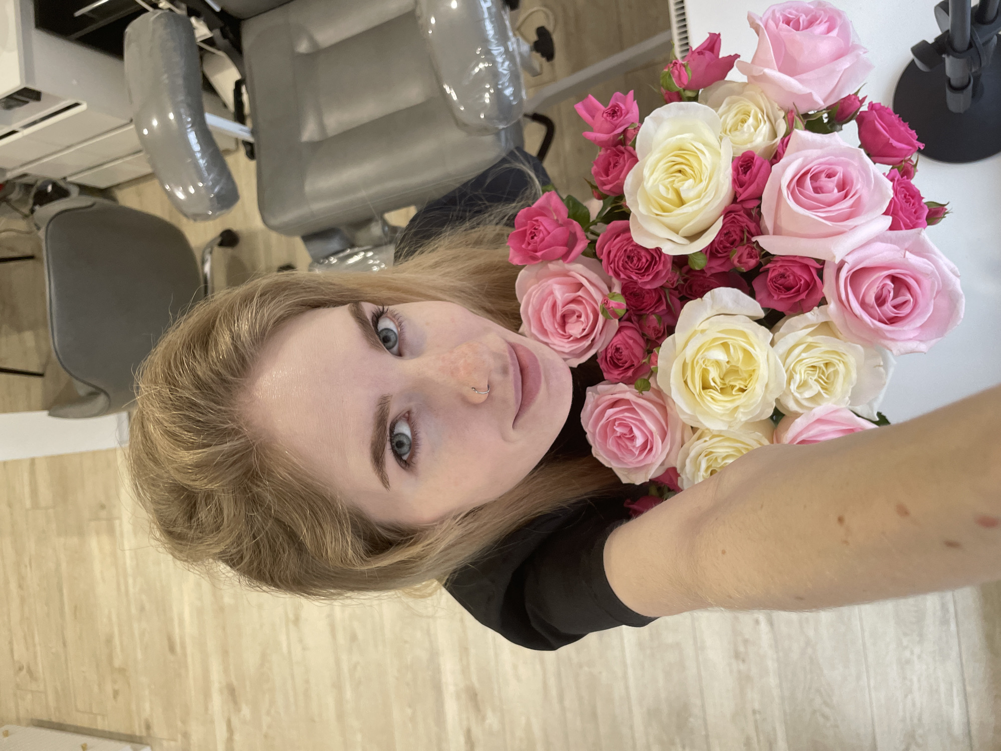 Woman poses with rose bouquet in Izhevsk selfie moment