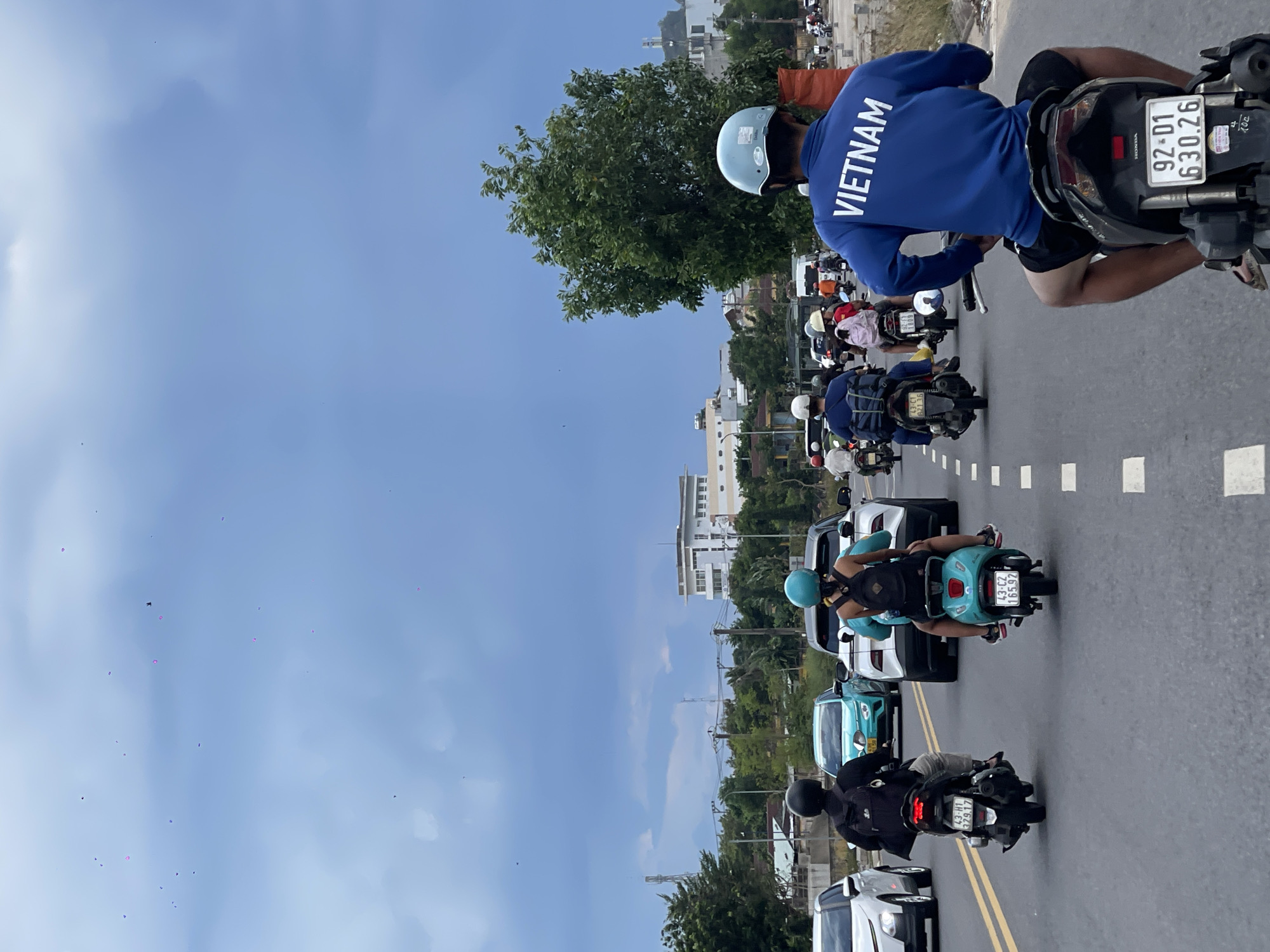 Street-level and skyline views across Đà Nẵng on a cloudy morning