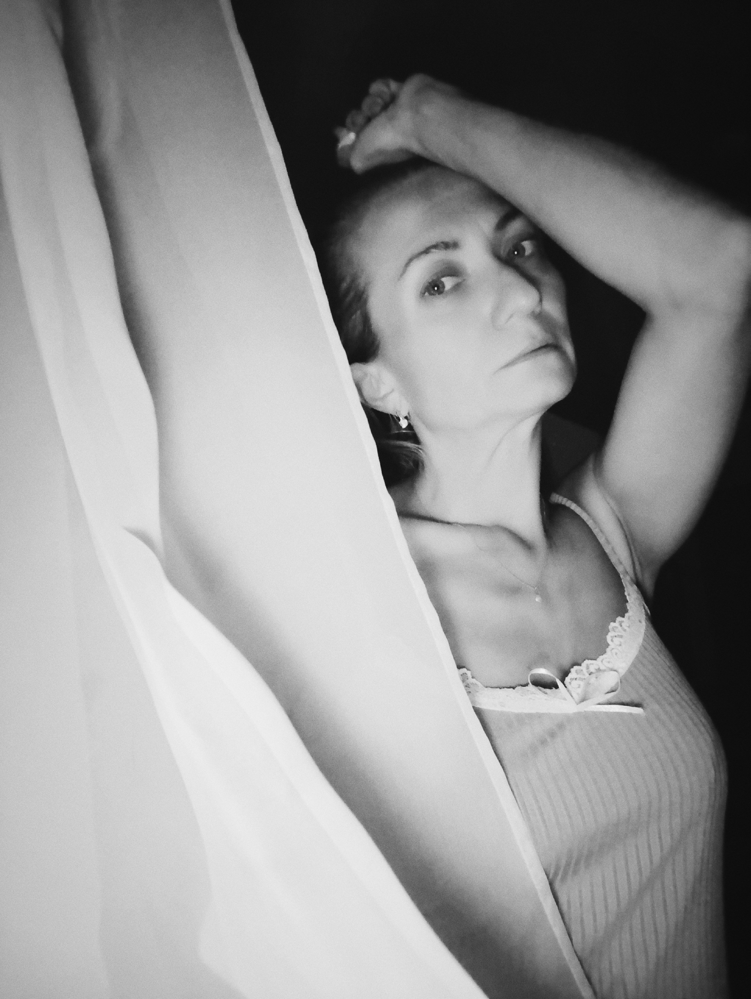 Black and white indoor portrait session in a Moscow apartment