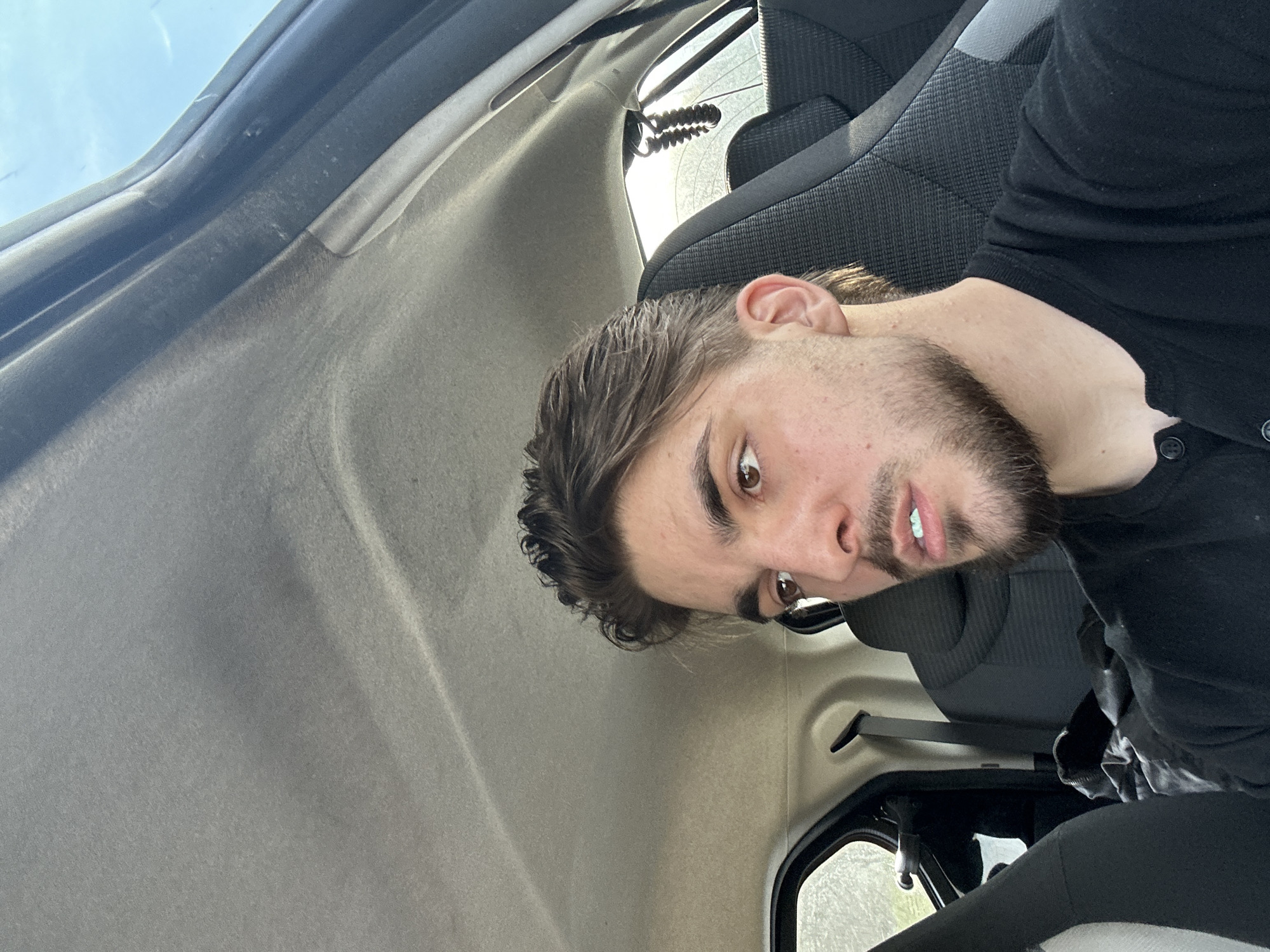 Man in black shirt observed in car, Volketswil