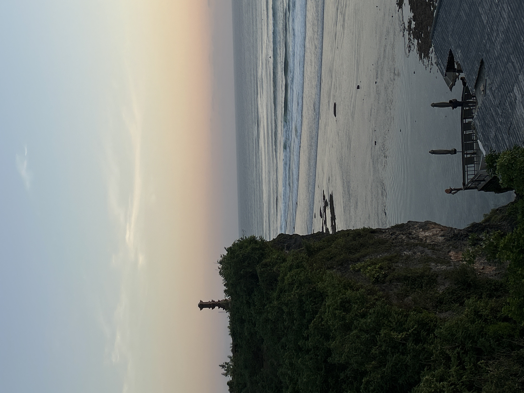 Cliffside dining and ocean views in Kuta Selatan