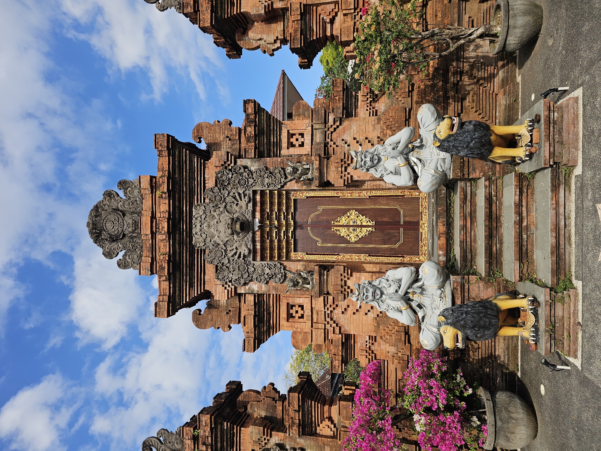 Balinese Temple Complex Documented in Hour-Long Denpasar Visit