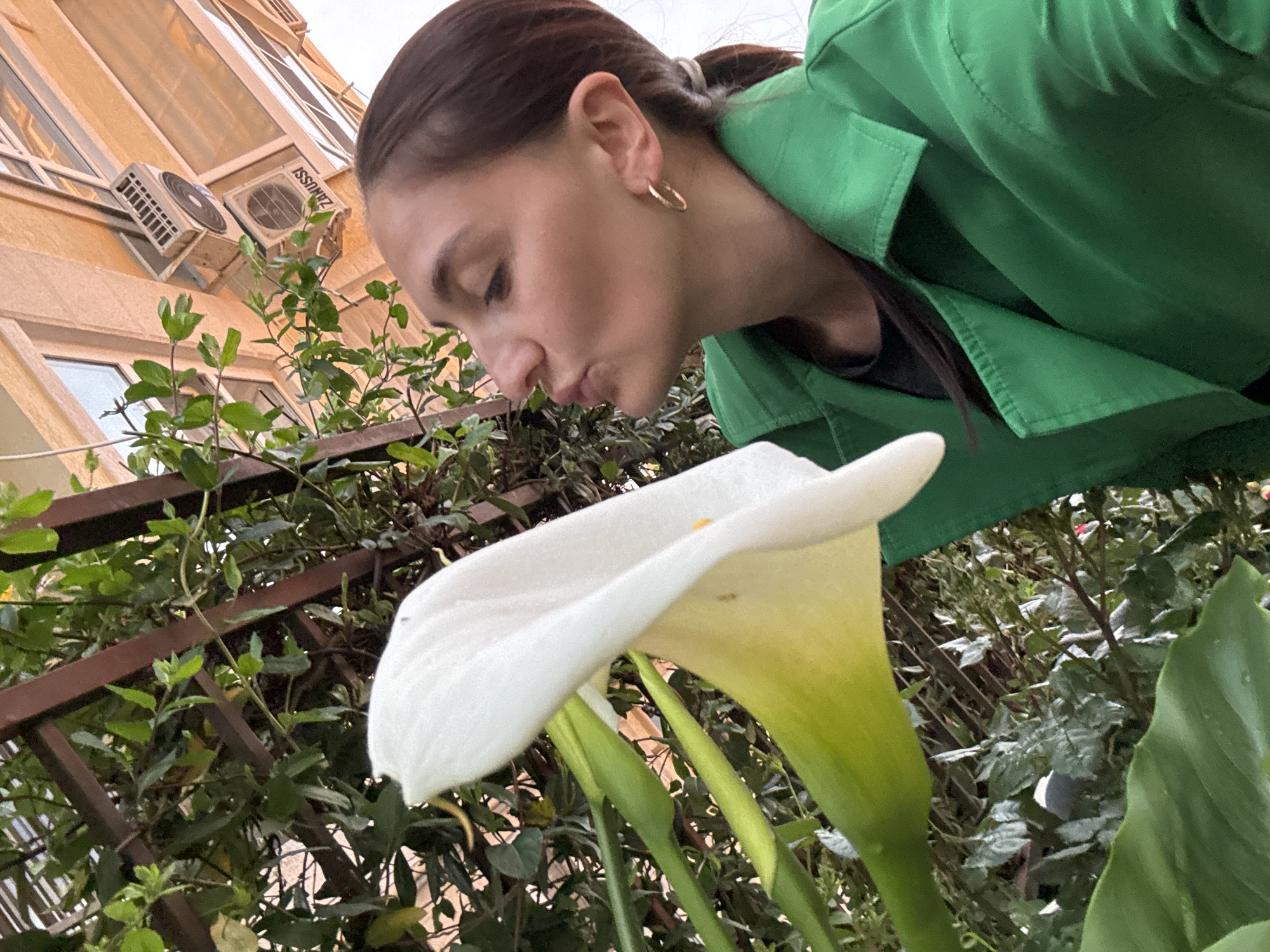 Casual moments with flowers captured in Sochi parking areas