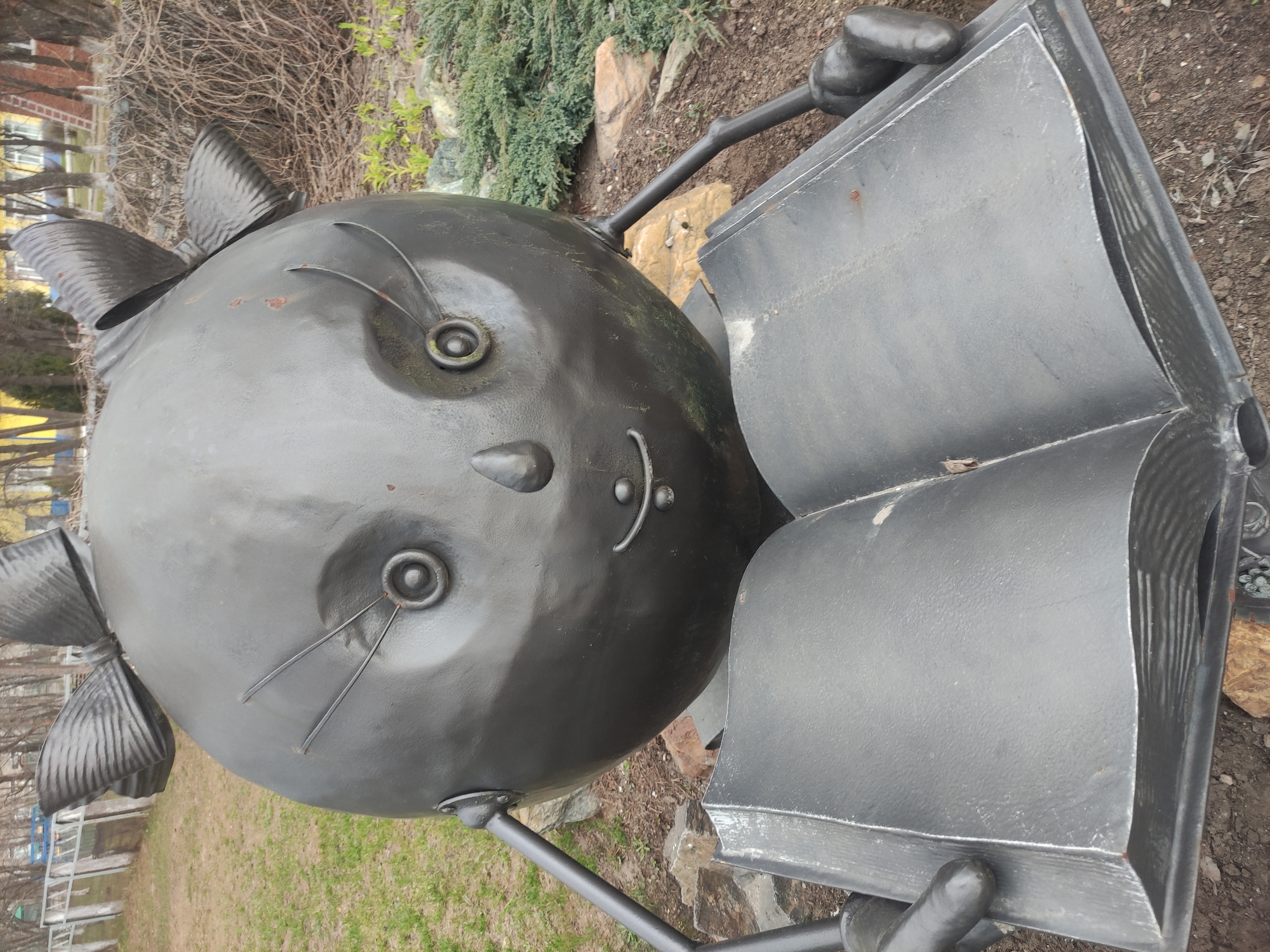 Urban Life Snapshots: Art, Animals, Infrastructure Documented Downtown