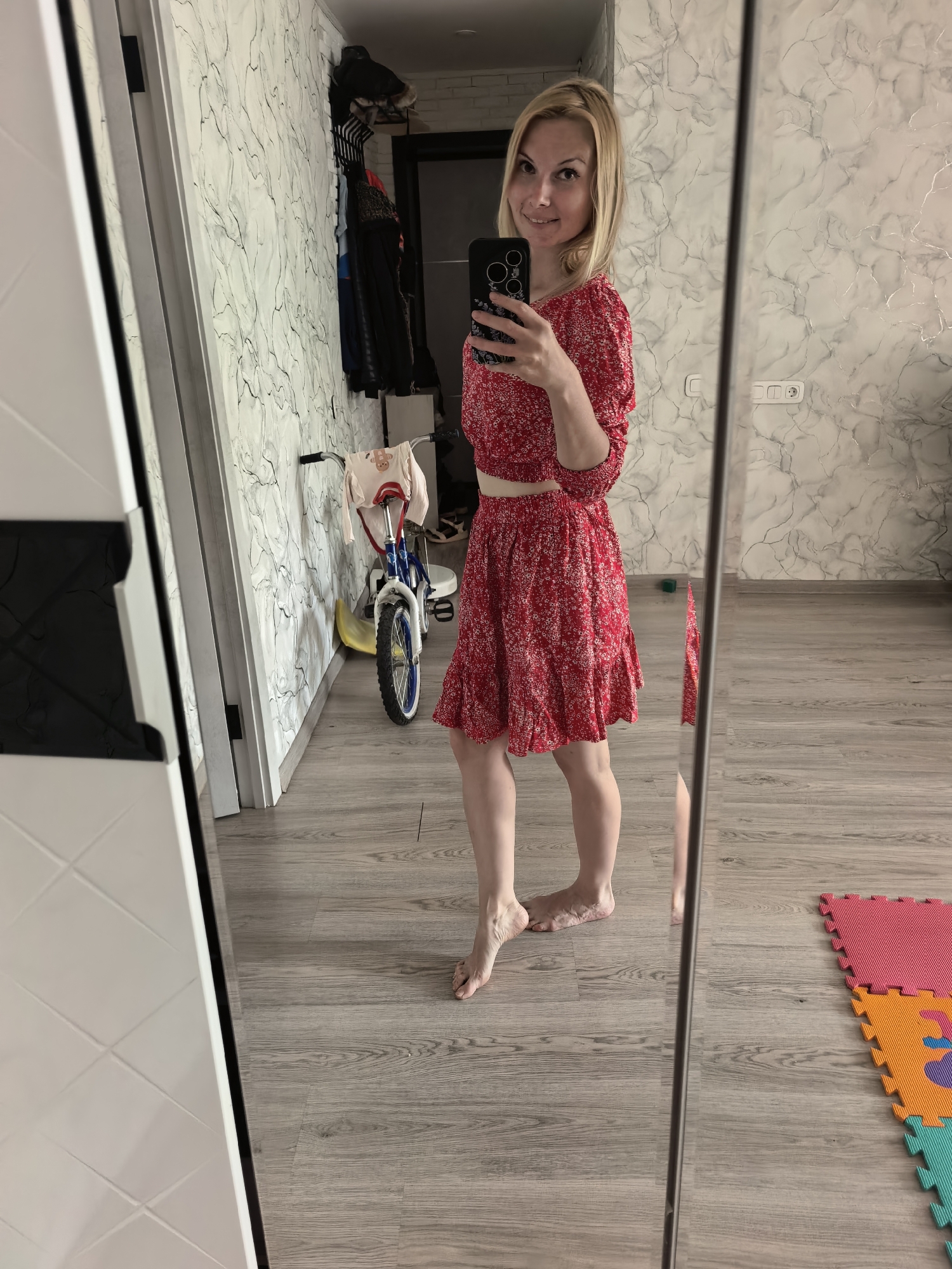 Woman takes mirror selfies in red floral outfit, Sterlitamak