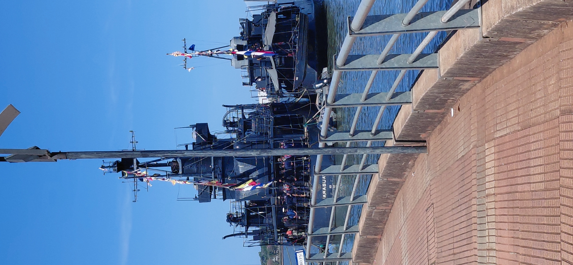 Naval vessels and uniformed formations at Encarnación's port