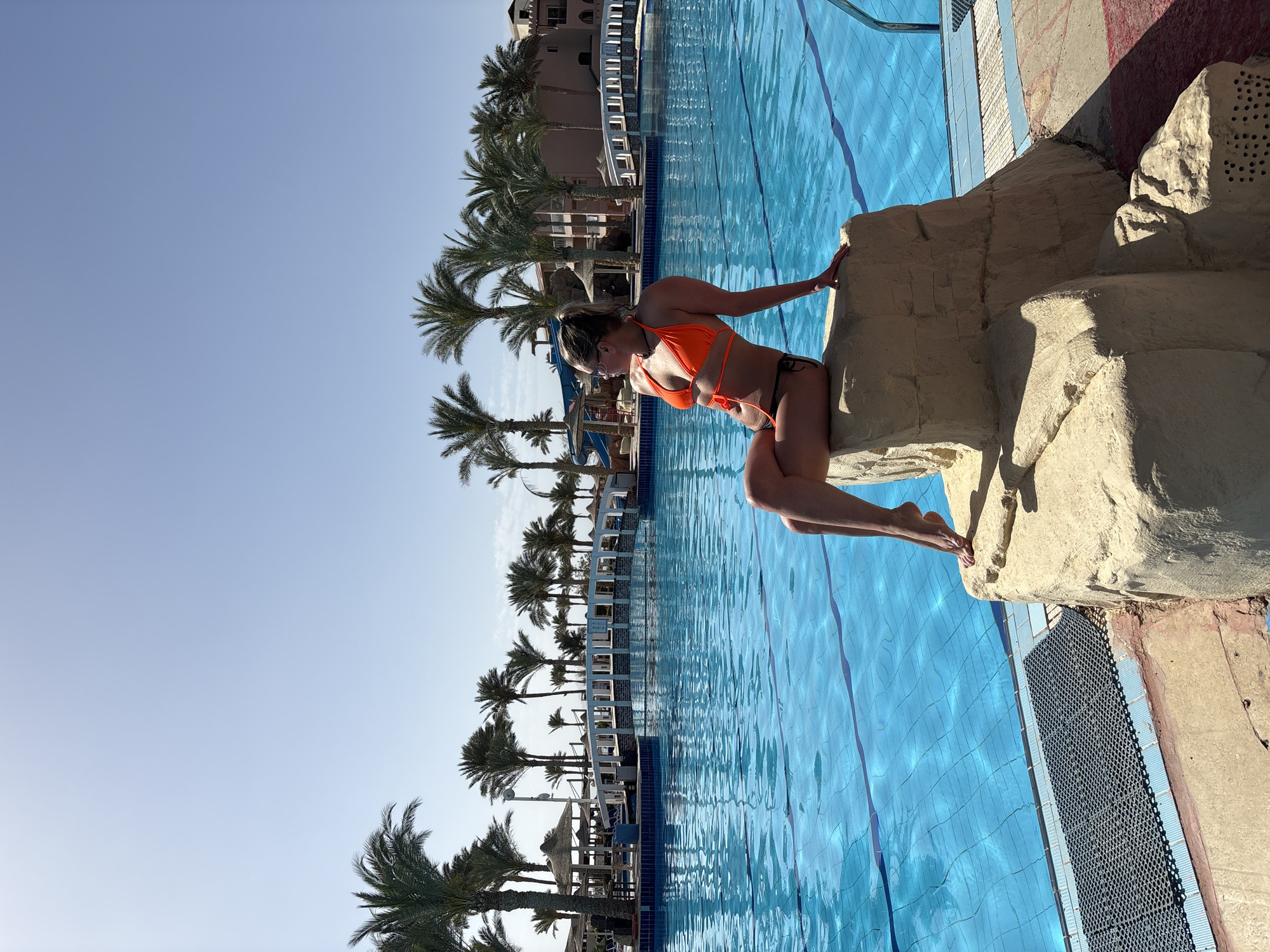 Everyday tourist moments documented across Egyptian location April 6