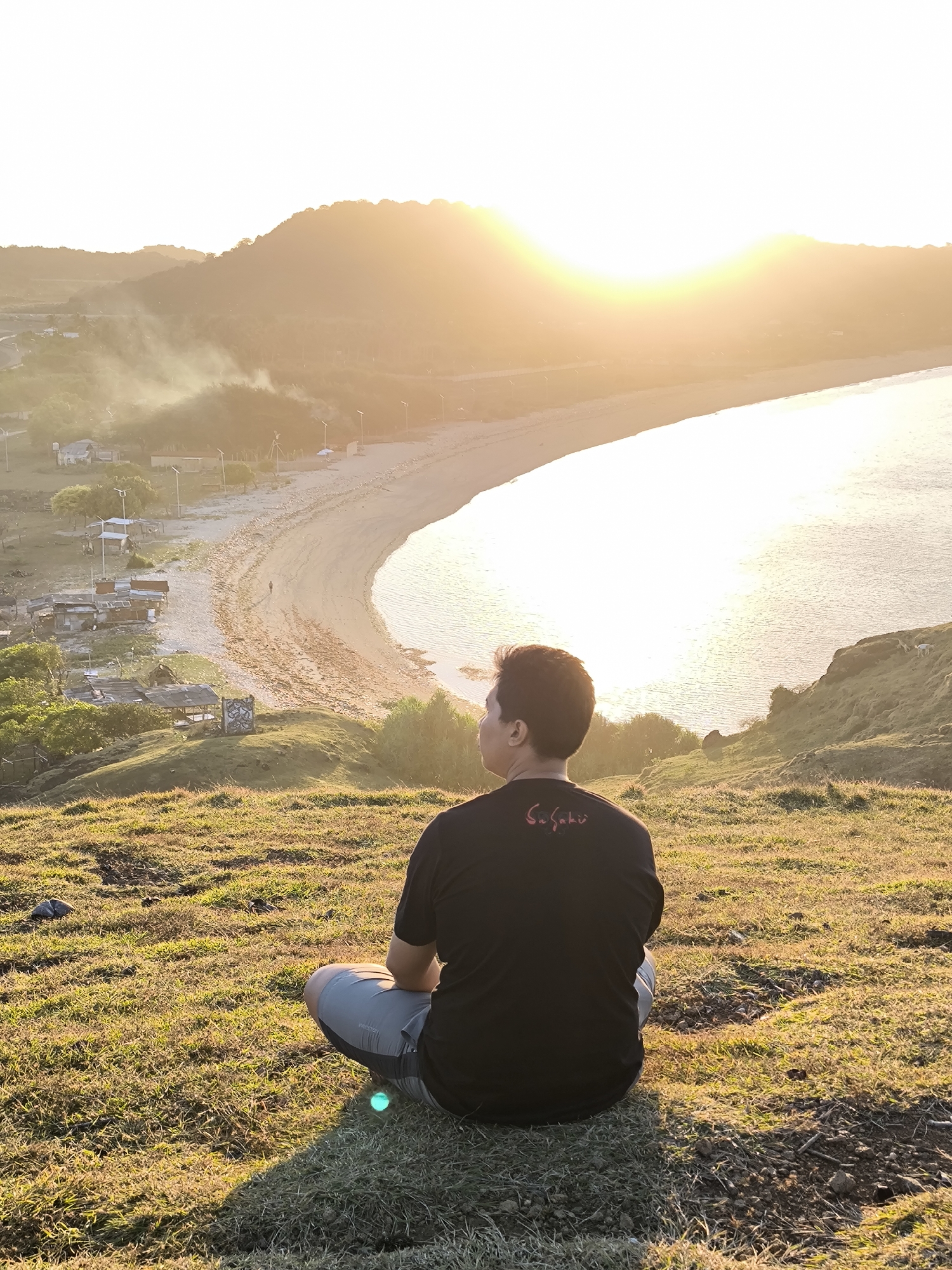 Sunset gathering at Kuta hillside viewpoint draws motorcycle visitors
