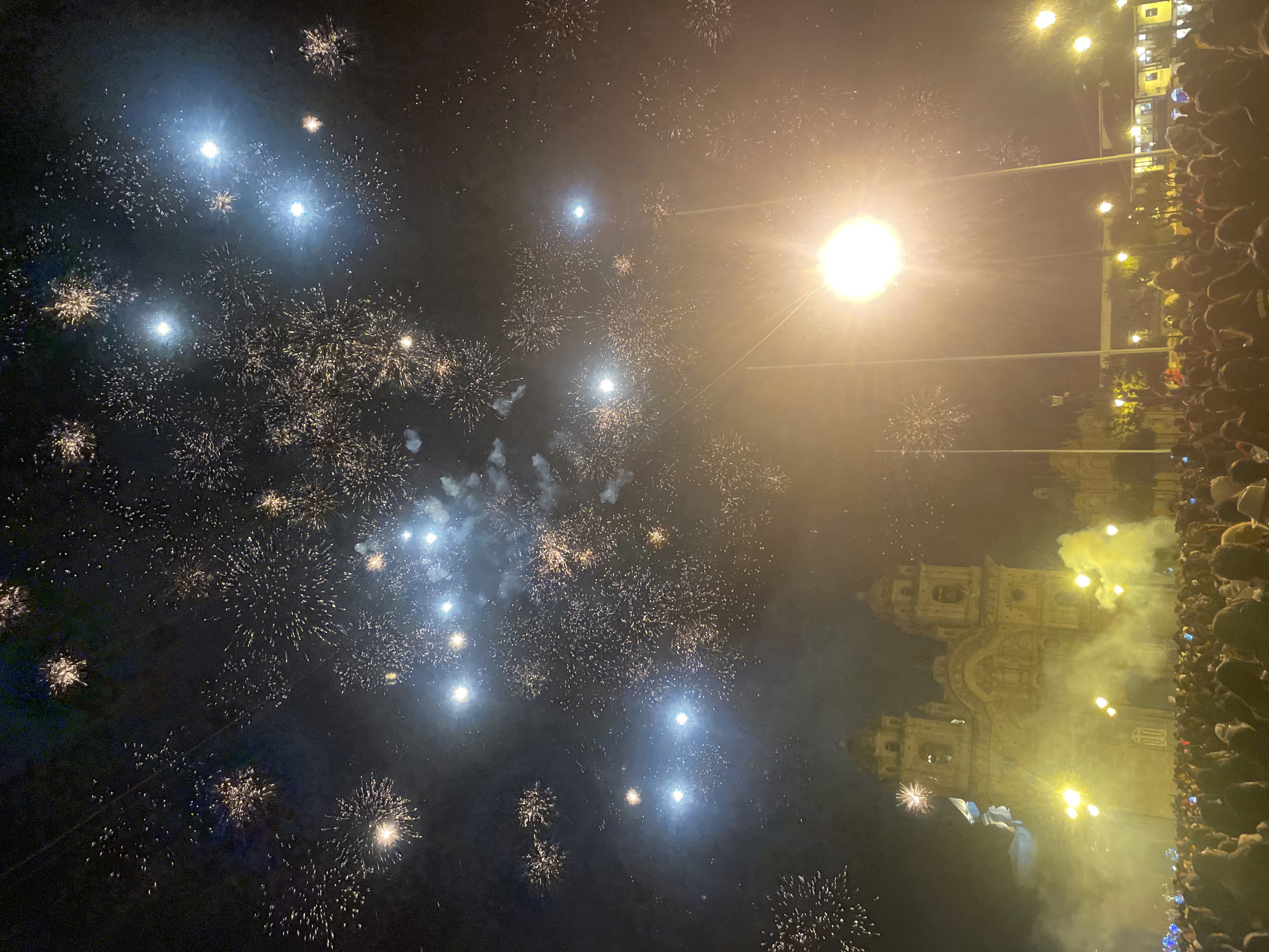 Fireworks celebration draws crowds to historic Cuzco plaza