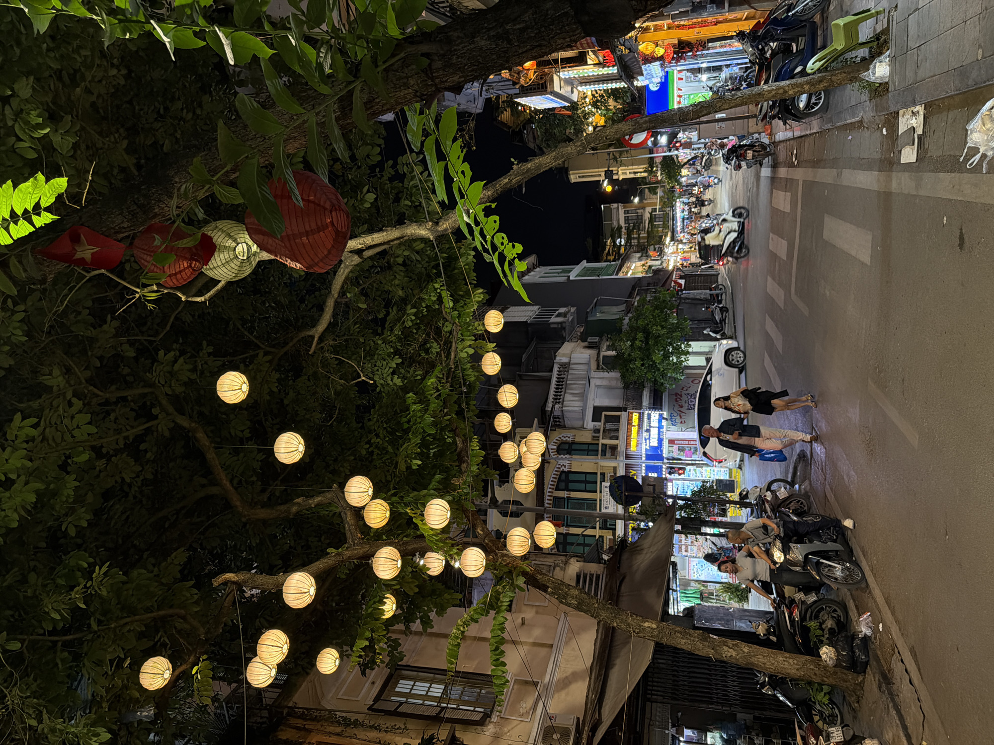 Witness captures bustling Hanoi night markets and illuminated streets