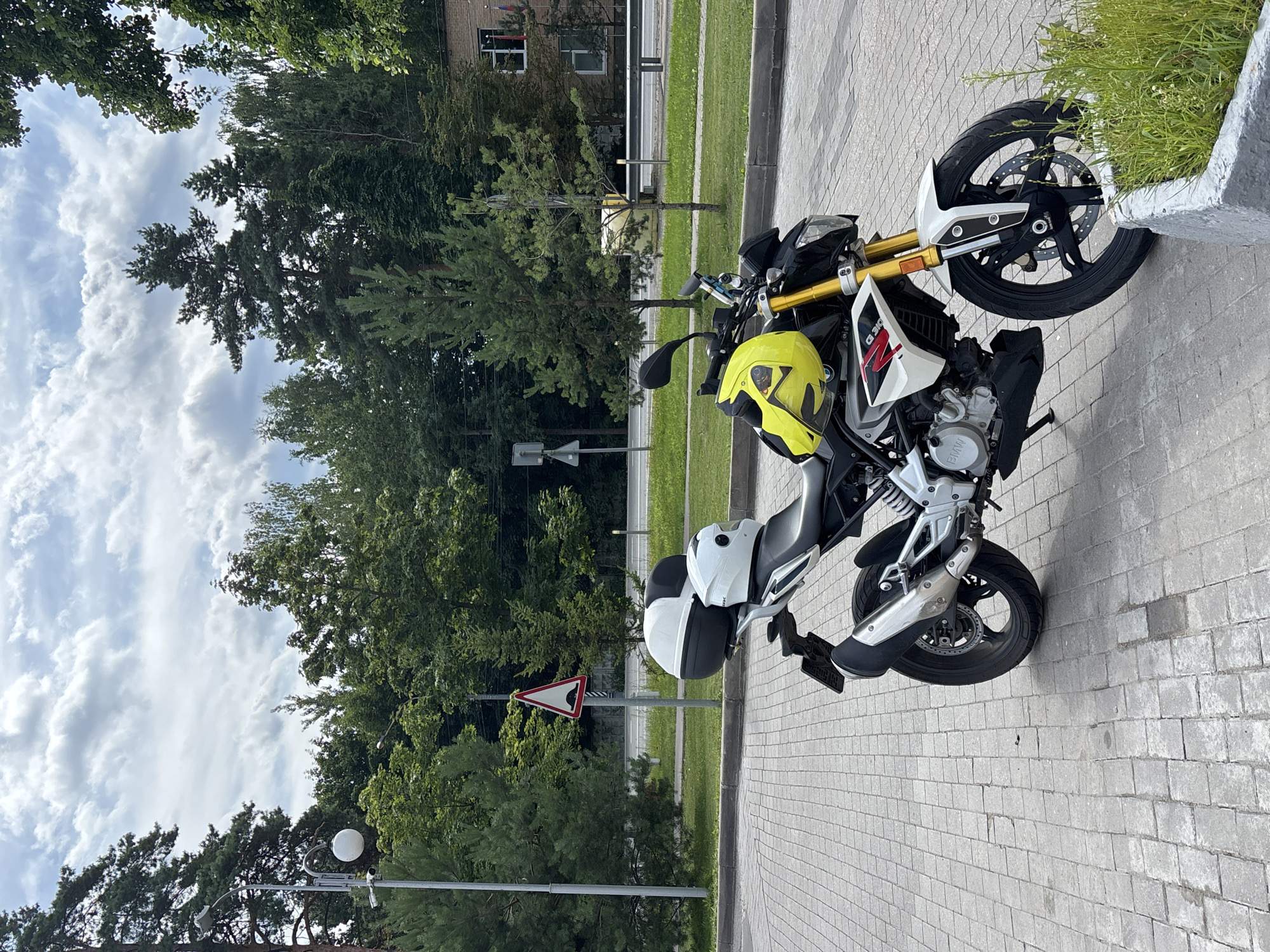 Quick pit stop at a Gorki-2 McDonald's on a late summer morning