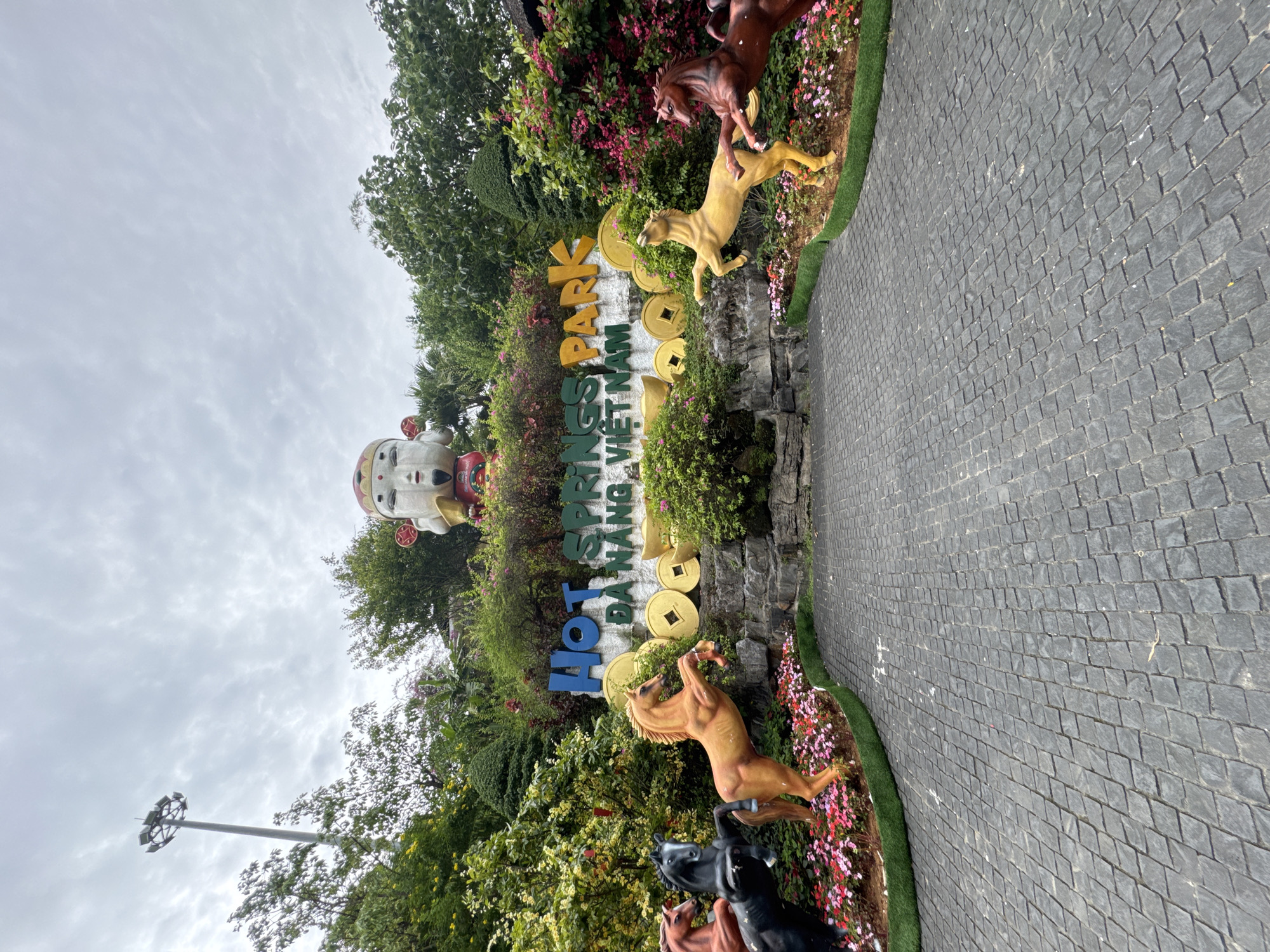 Hot Springs Park Đà Nẵng entrance and horse statues documented