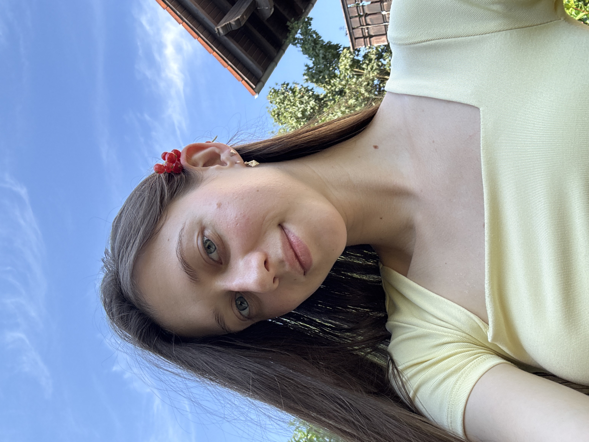Garden morning in Wörth am Main: blooms, berries, and selfies