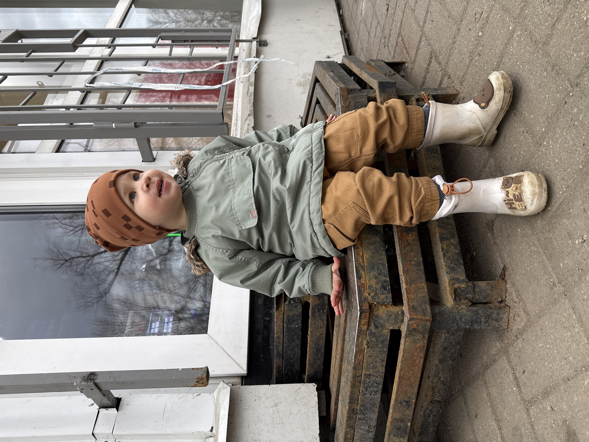 Toddler found lying on metal pallet in Rusanovo