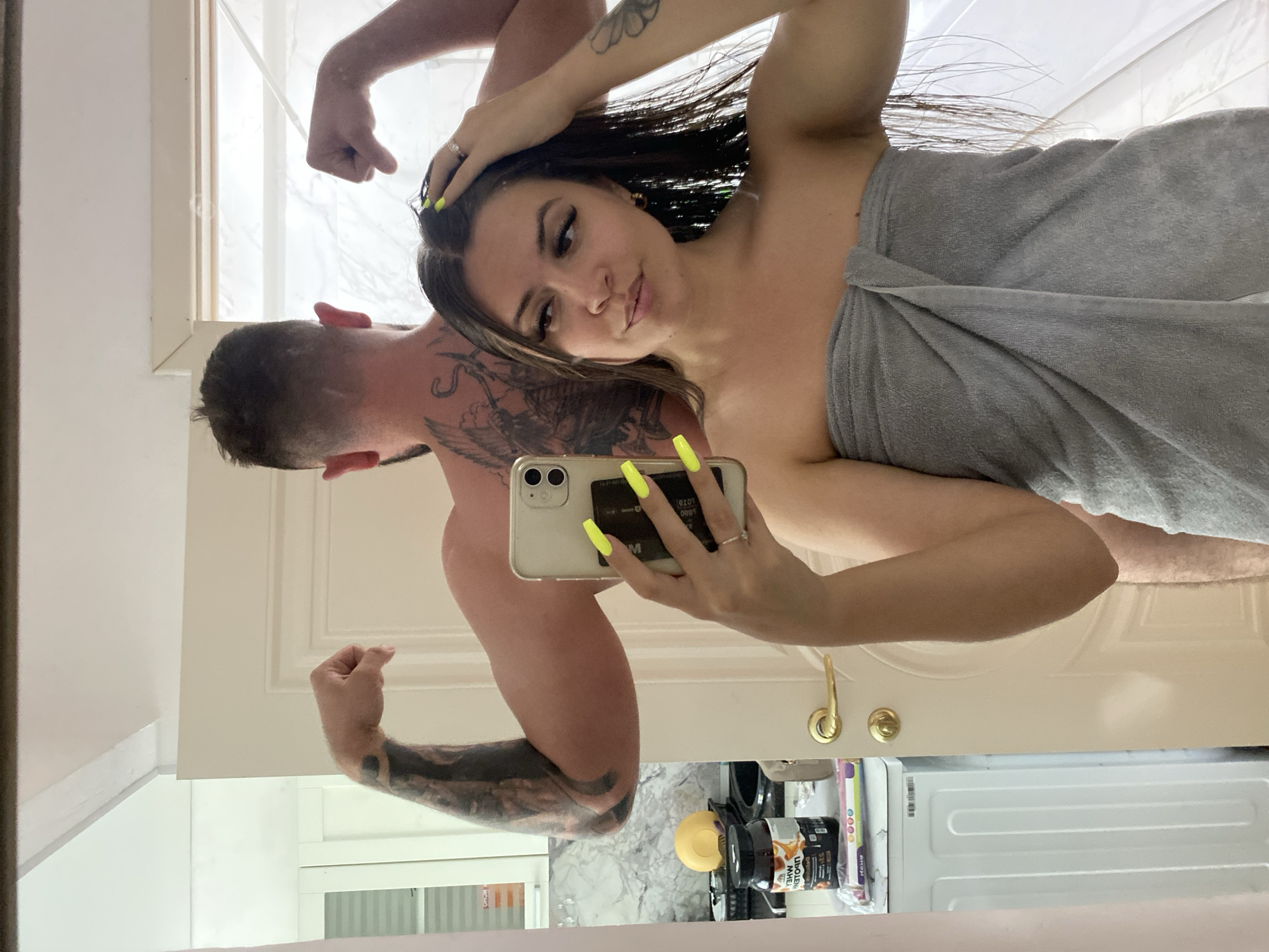 Post-shower selfies in a Makhachkala apartment