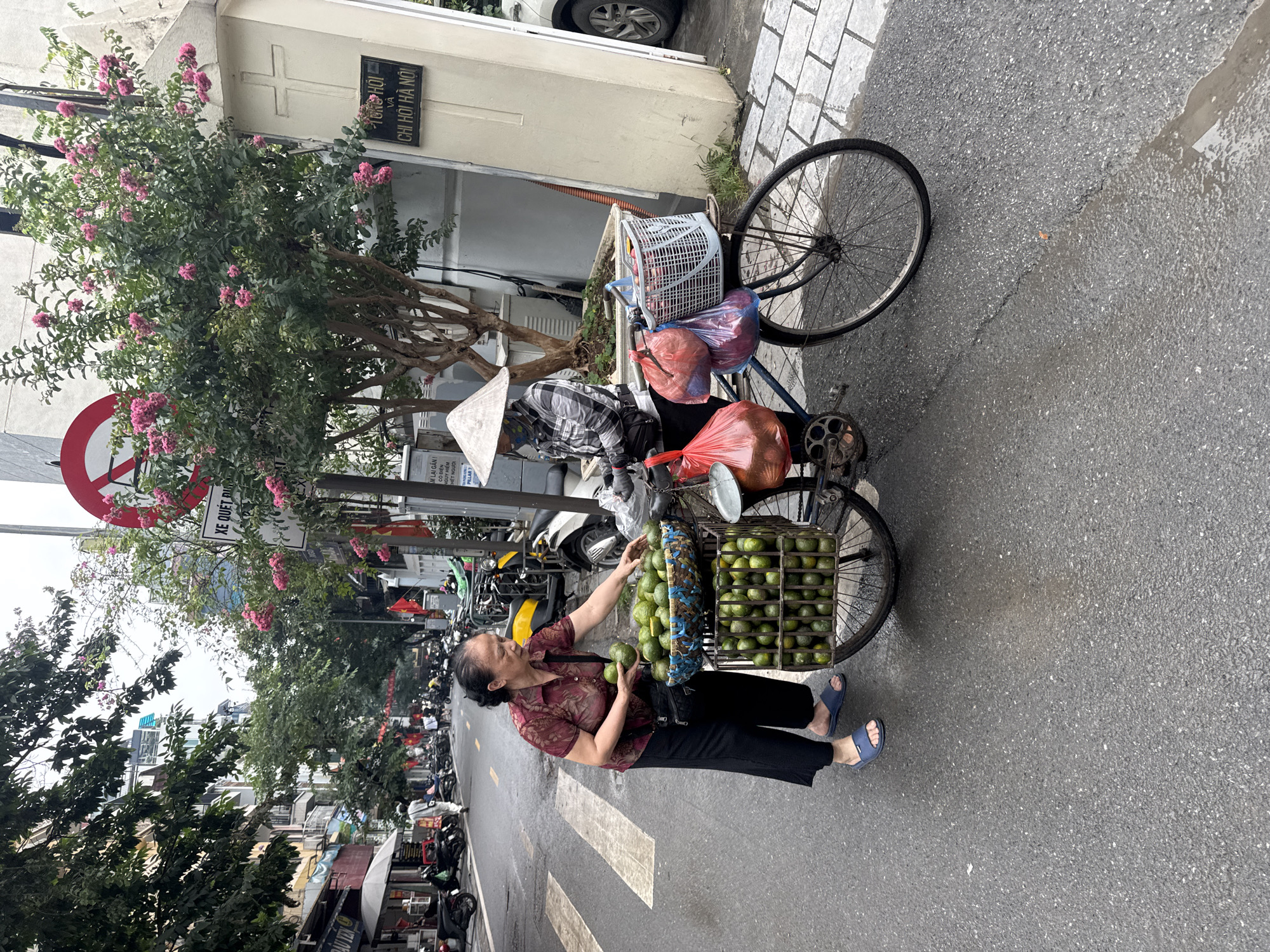 Early morning street life documented across Hà Nội