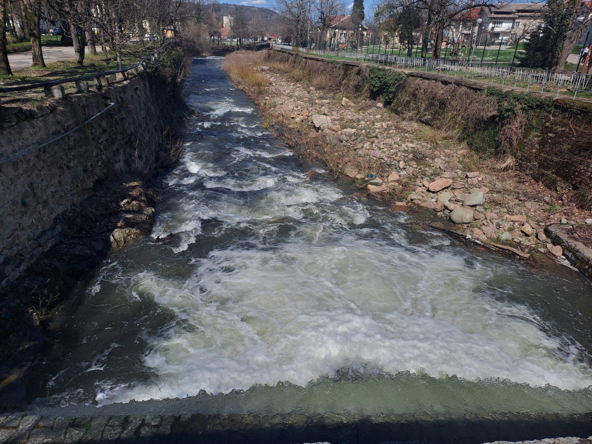 Fast-flowing turbulent water observed in channelized Varshets river section