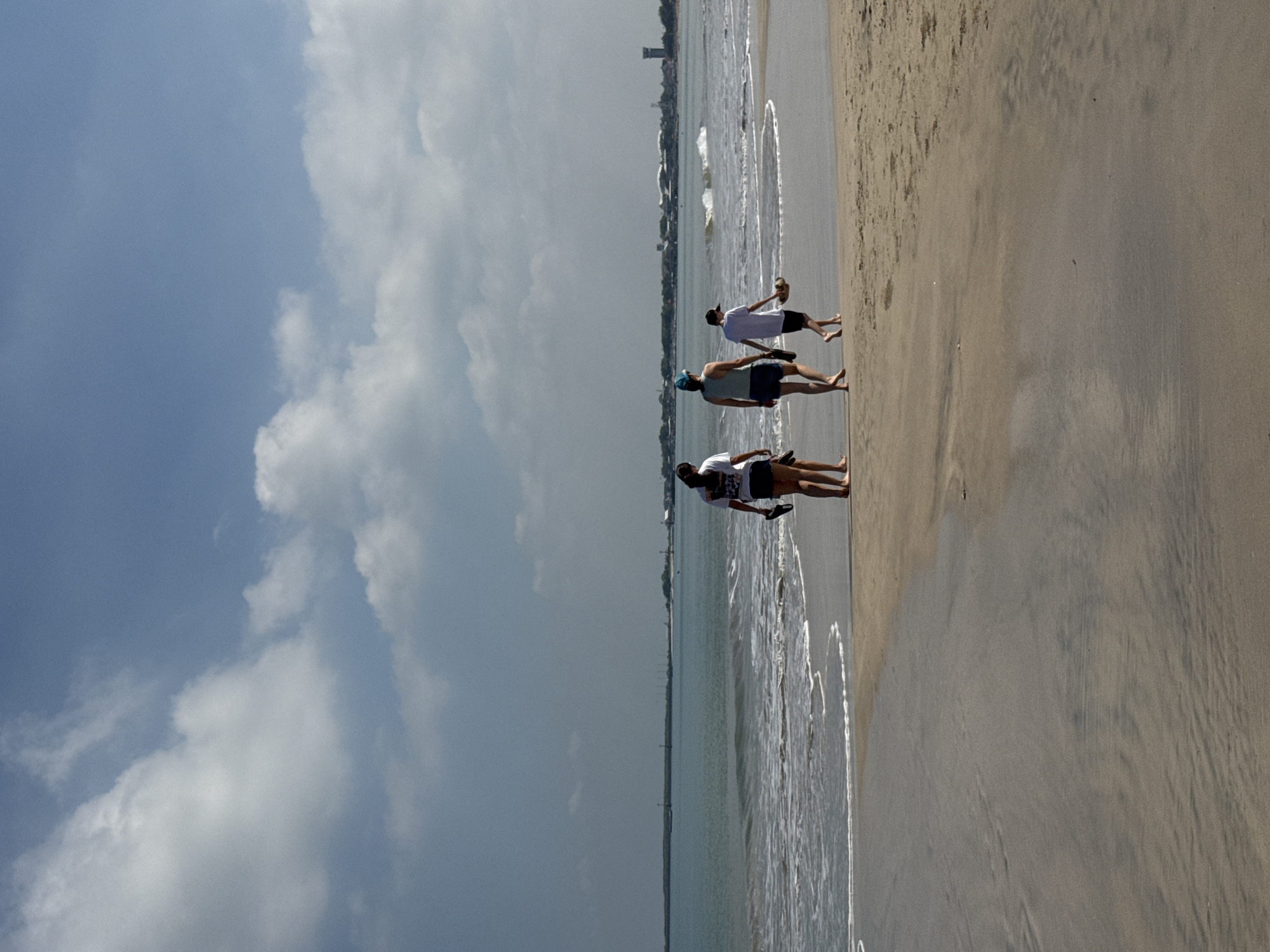 Sunny beach day draws visitors to Kuta Selatan shores