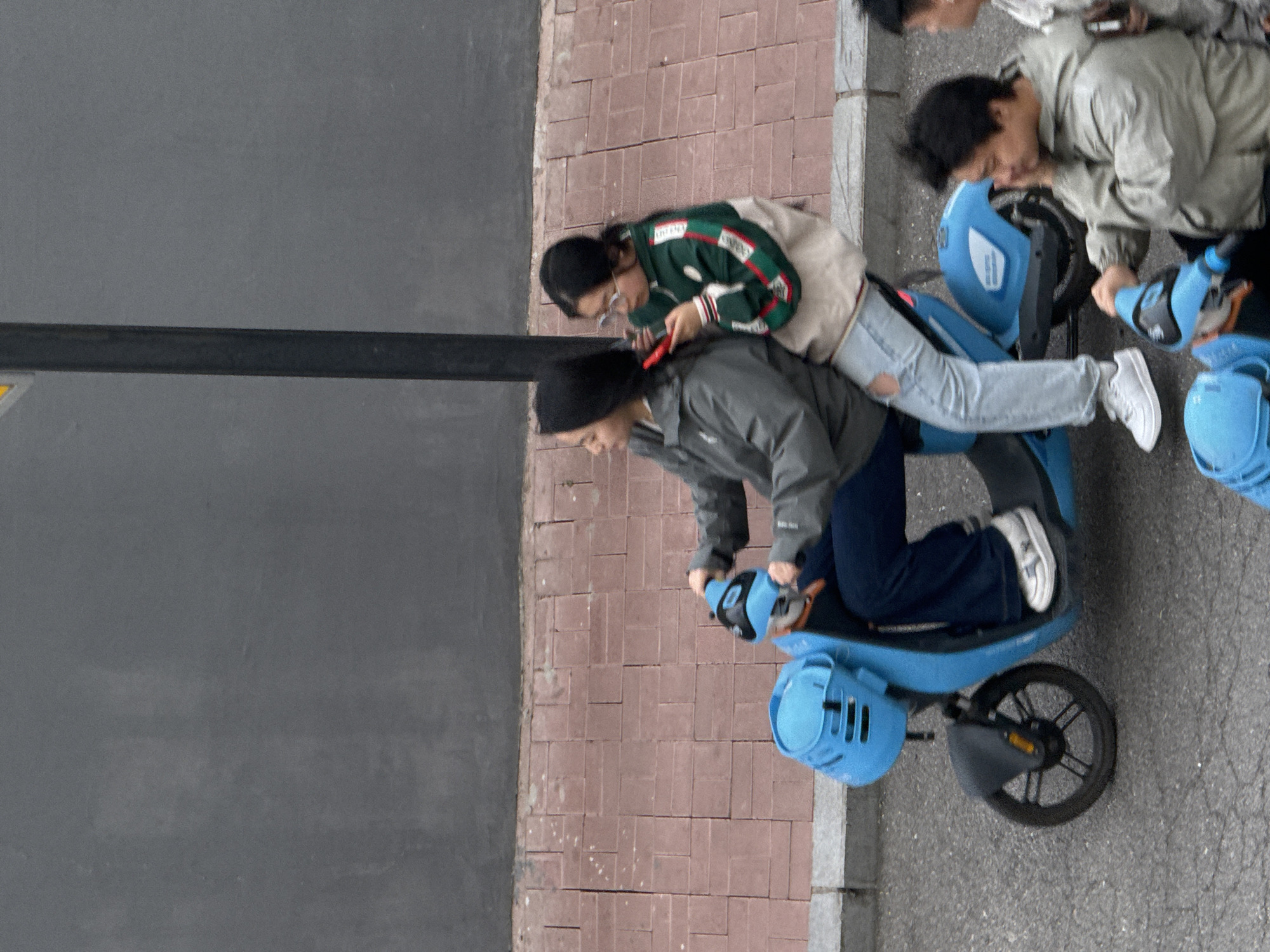 Morning commute activity observed on Zhongtun streets