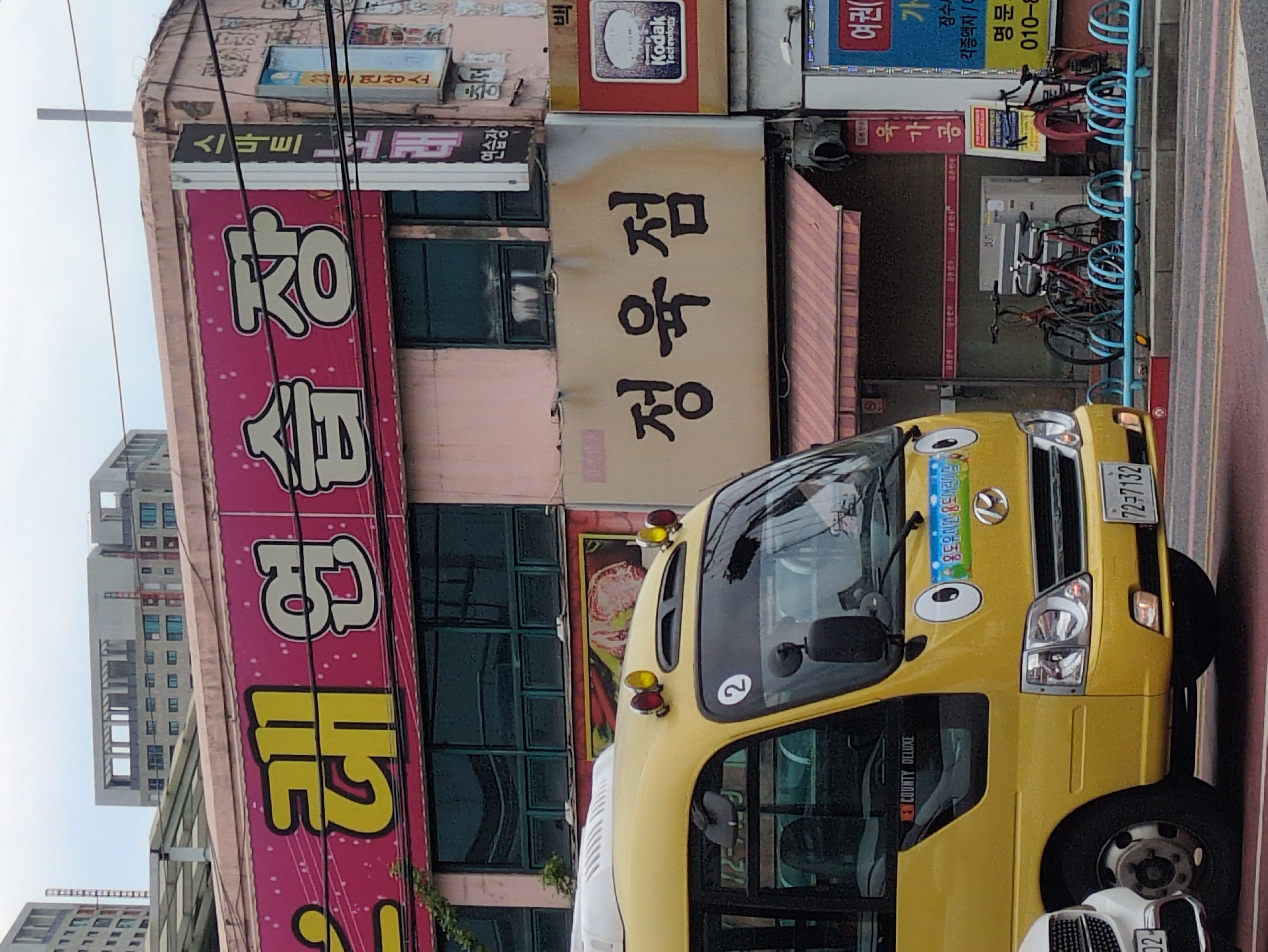 Morning walk through Daejeon captures everyday urban life scenes