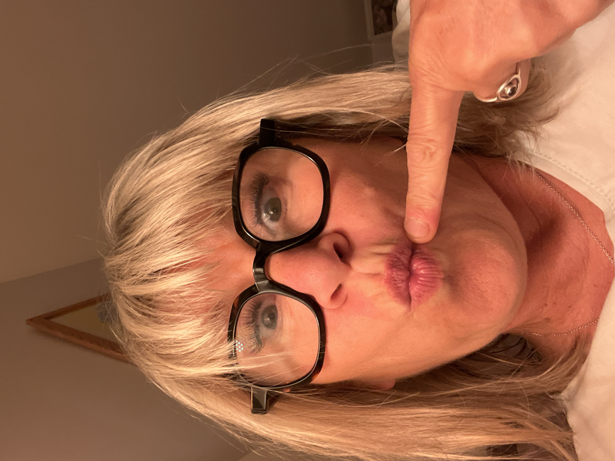 Woman poses with duck face expression in Chambœuf