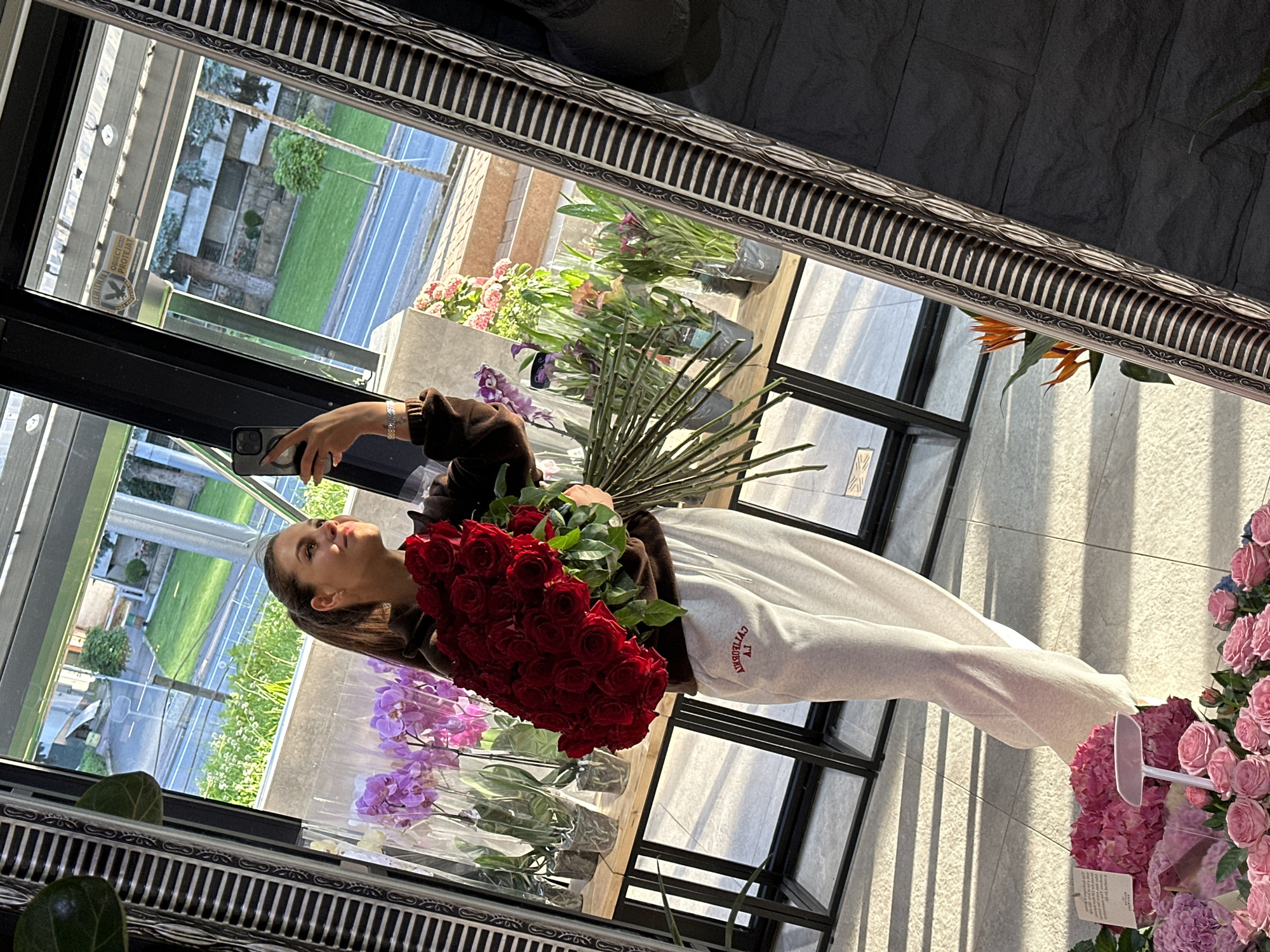 Woman buys roses, takes selfies at Chișinău flower shop