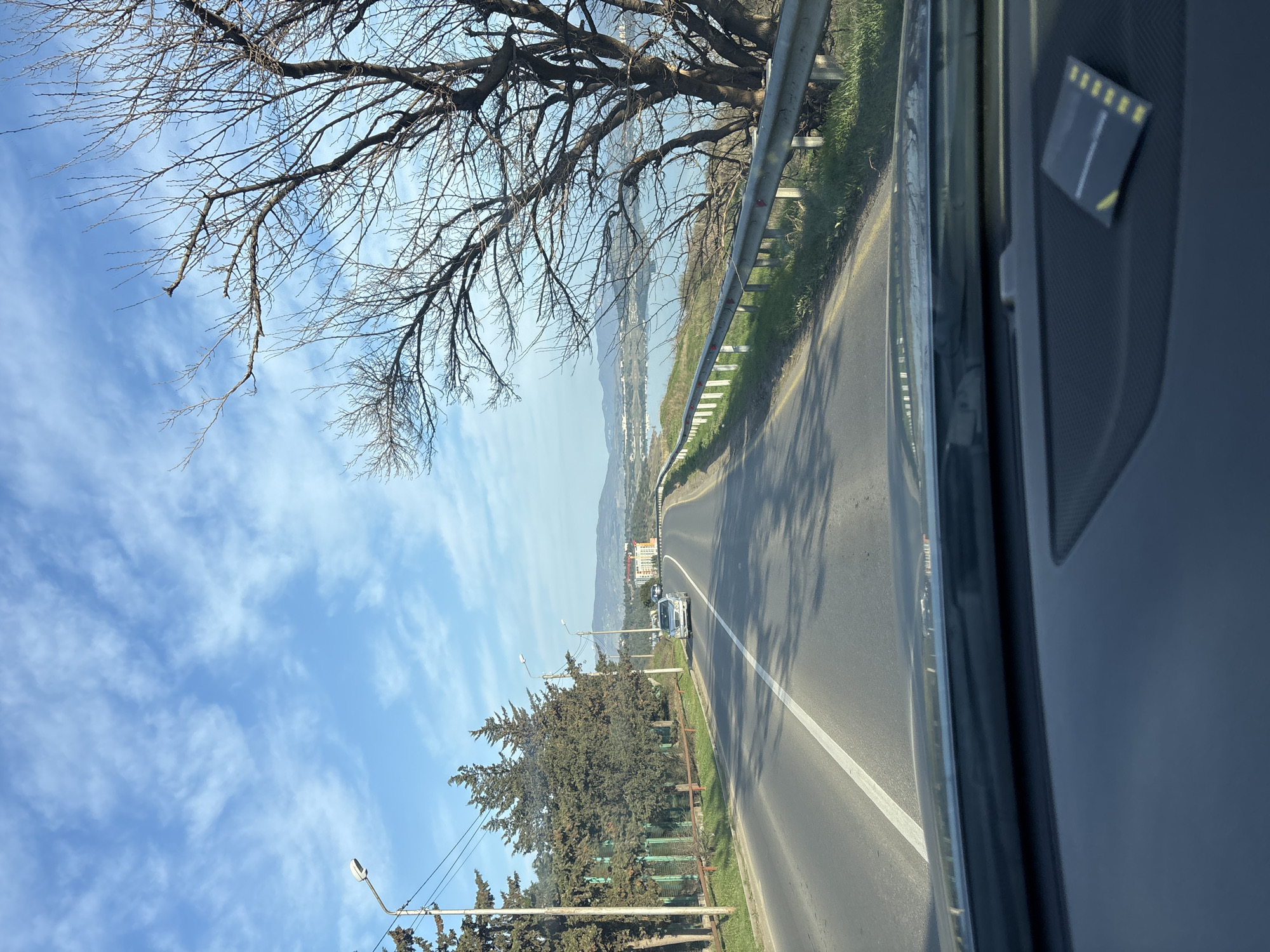 Driver captures sunny road view in Tbilisi